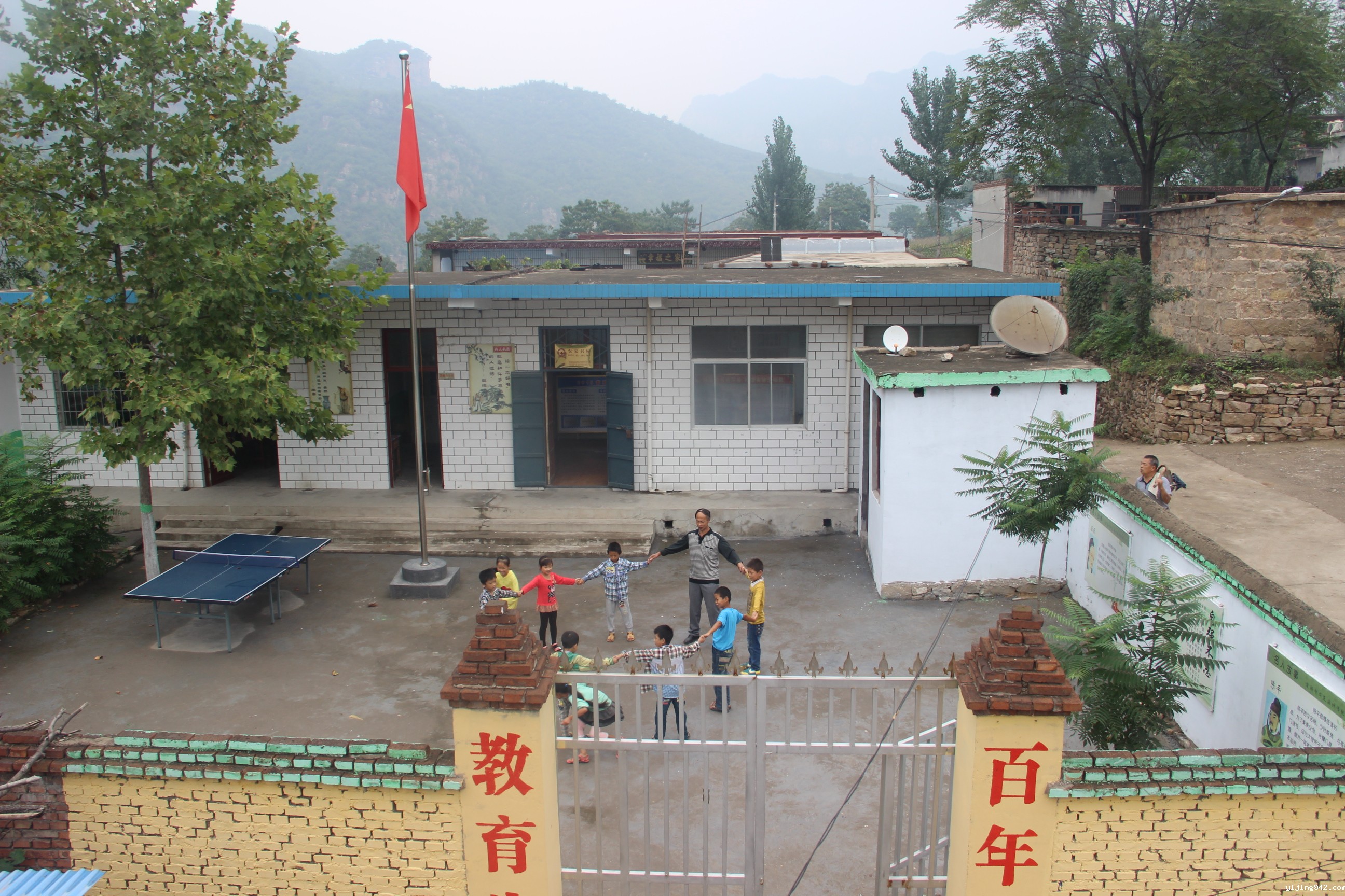 山脚下的教学点里充满了欢笑1.JPG