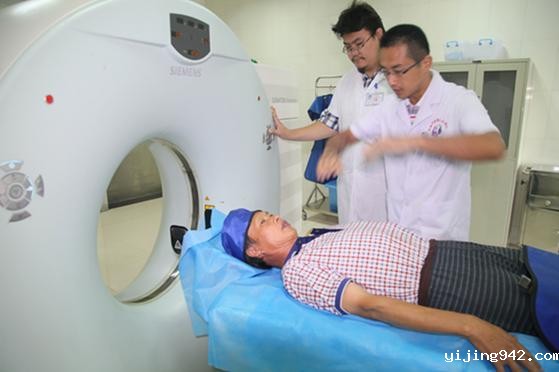 韩保学在医生指导下接受检查.jpg