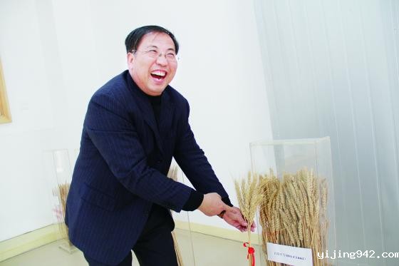 说到正在研发的新品种，茹振钢教授喜笑颜开.jpg