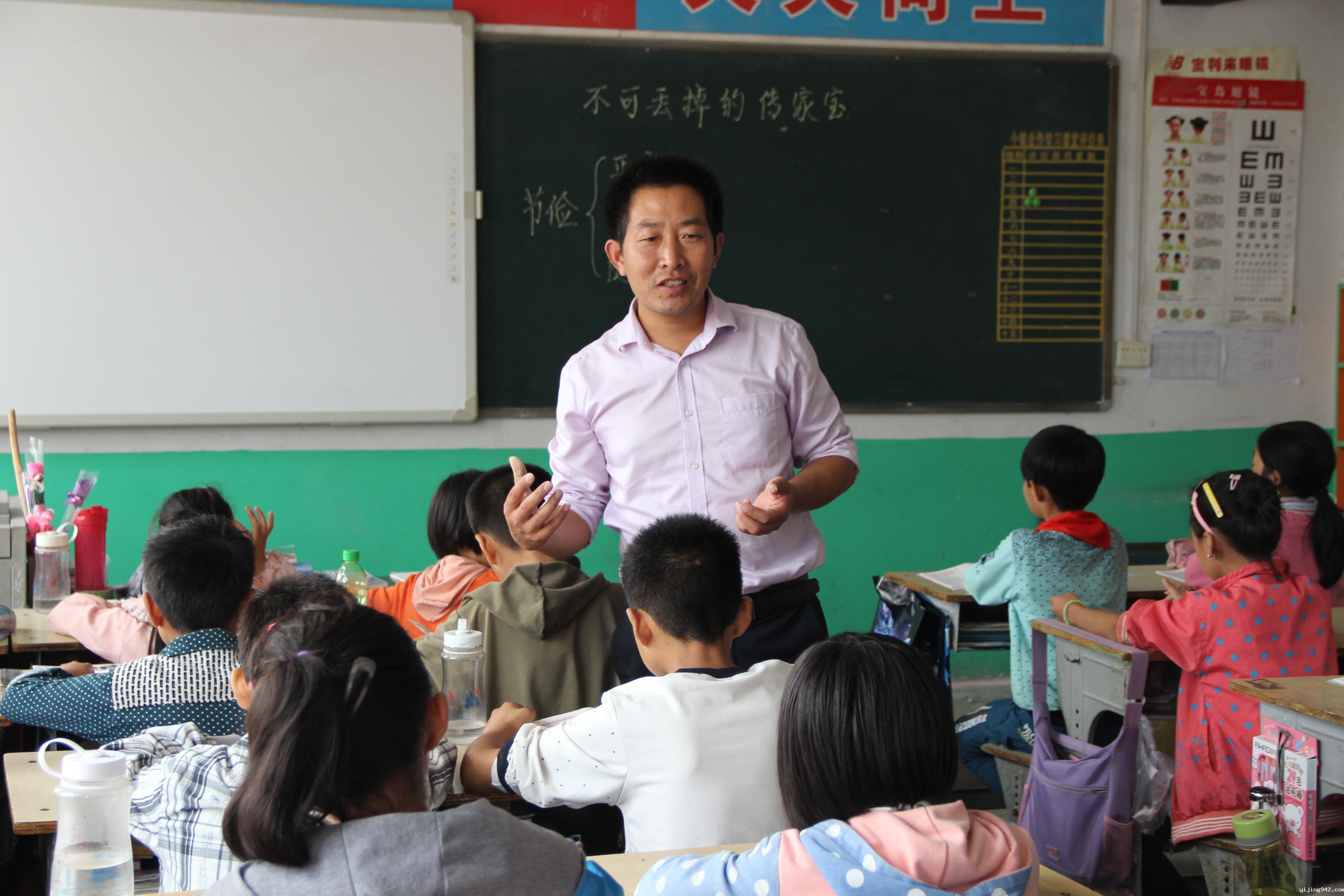 课堂上的郭春鹏，全身似乎充满了力量与激情.JPG