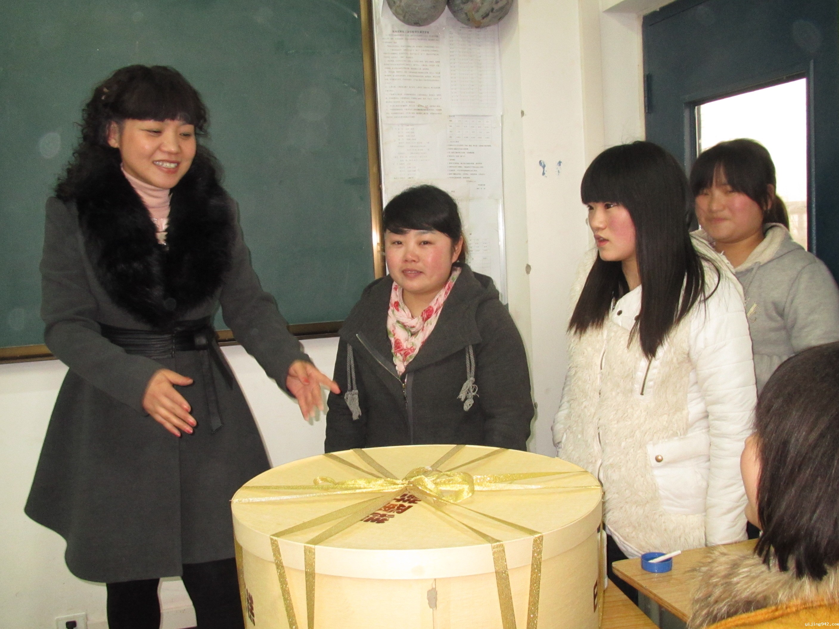 学生为李迪庆祝生日.jpg
