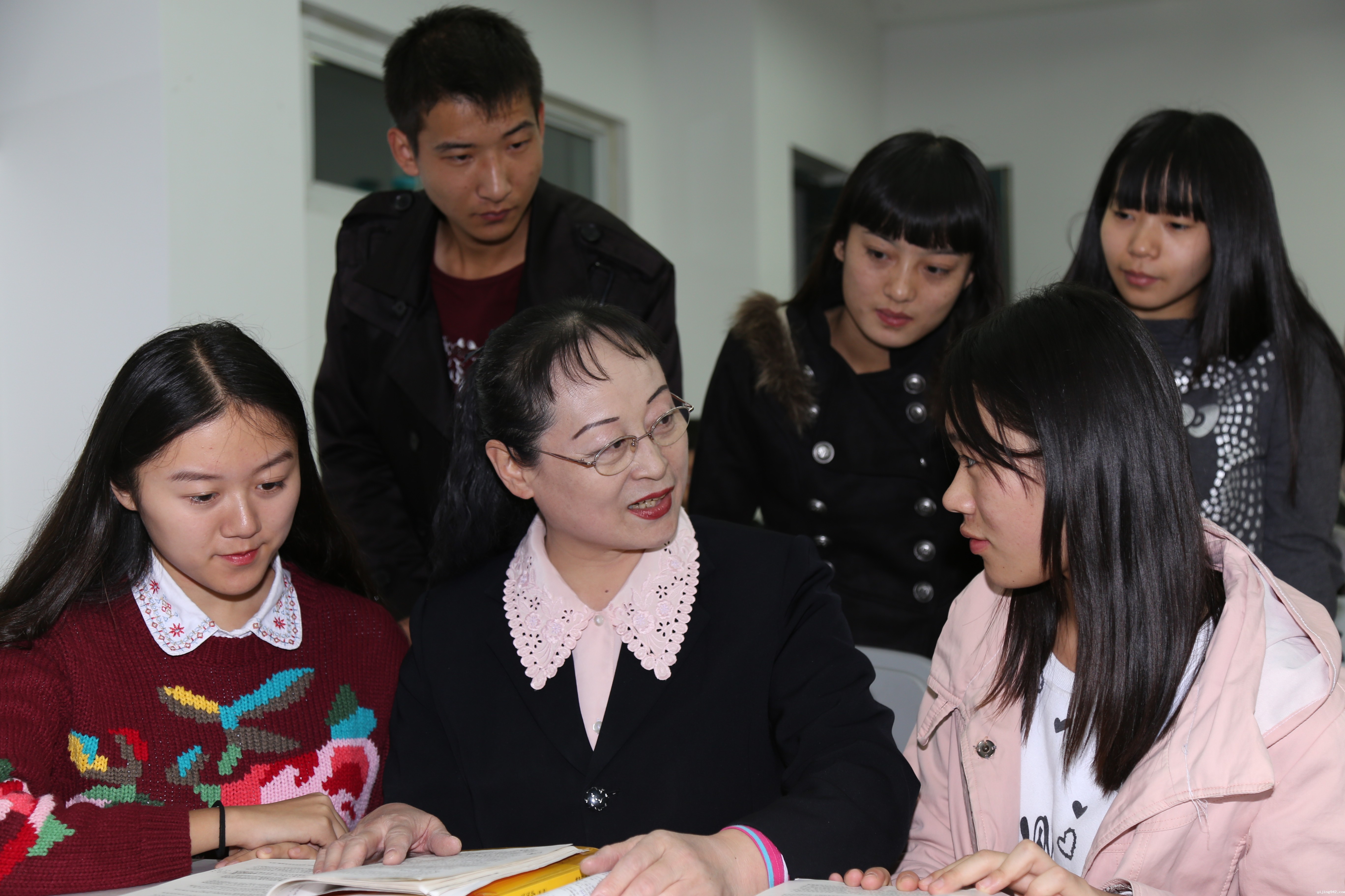 下课后，学生们喜欢和颜志伟多交流一会儿.jpg