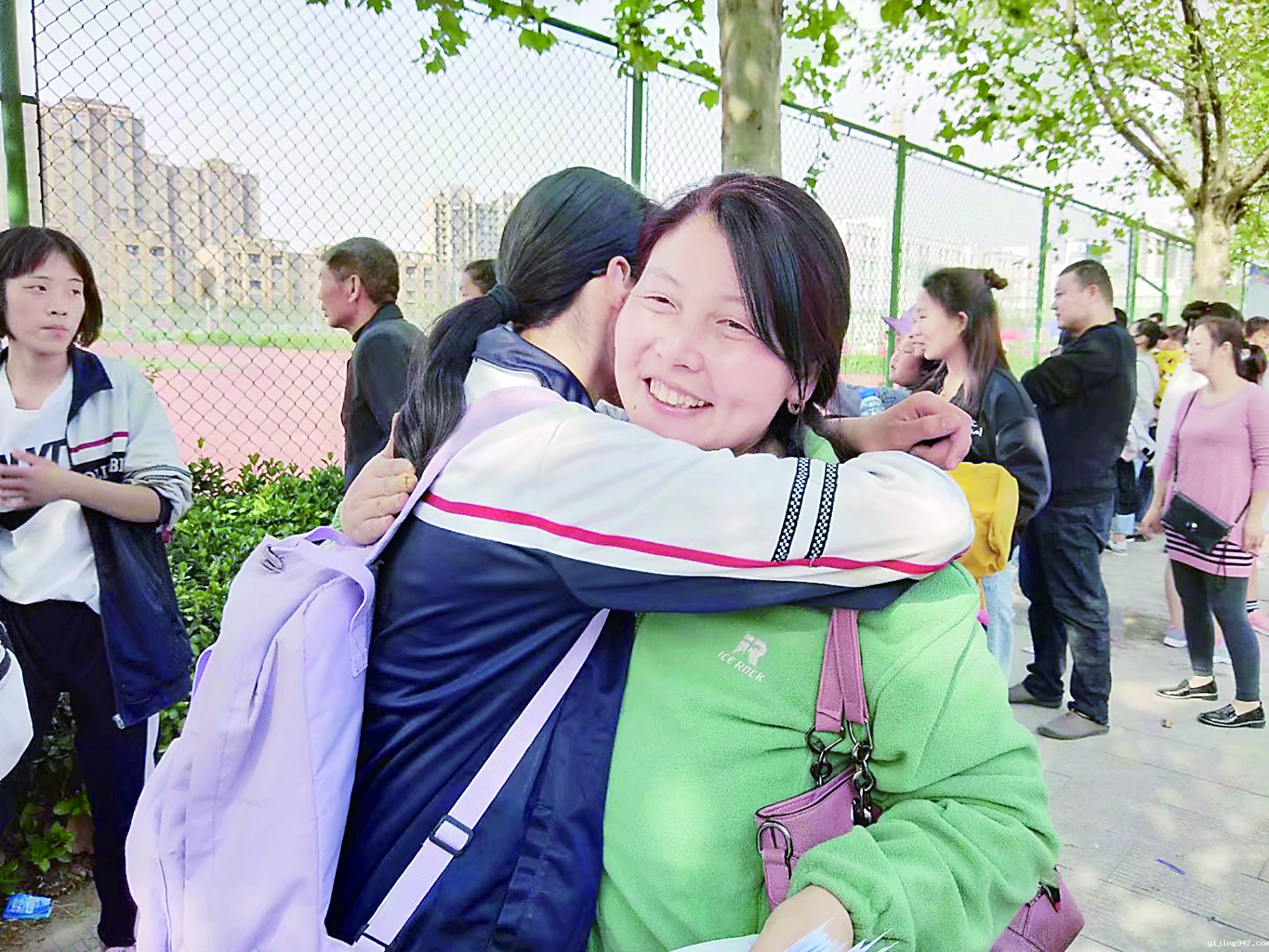 刘玉香和学生亲如一家.jpg