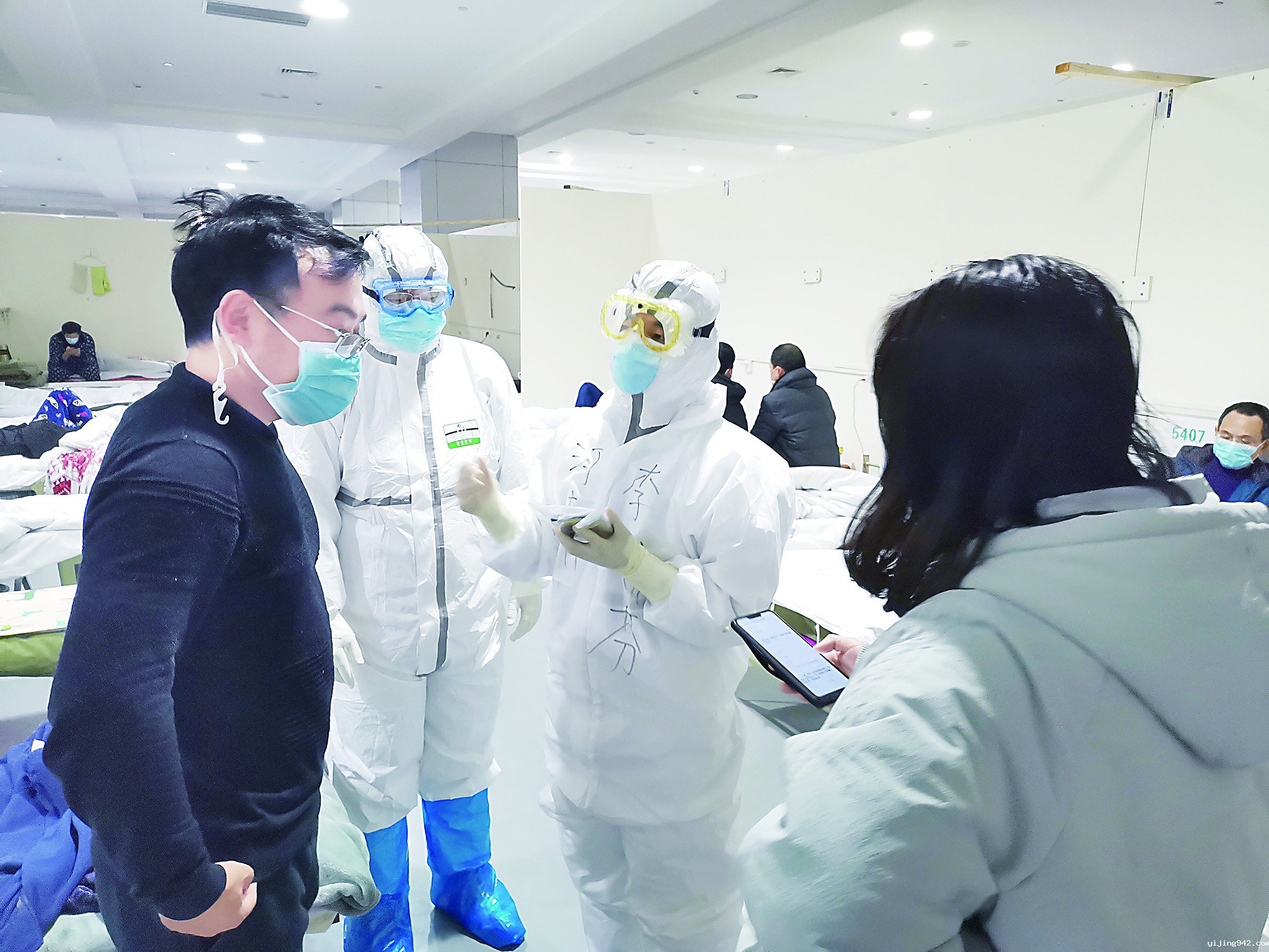 漯河医专李瑞芬：为患者进行心理疏导.JPG