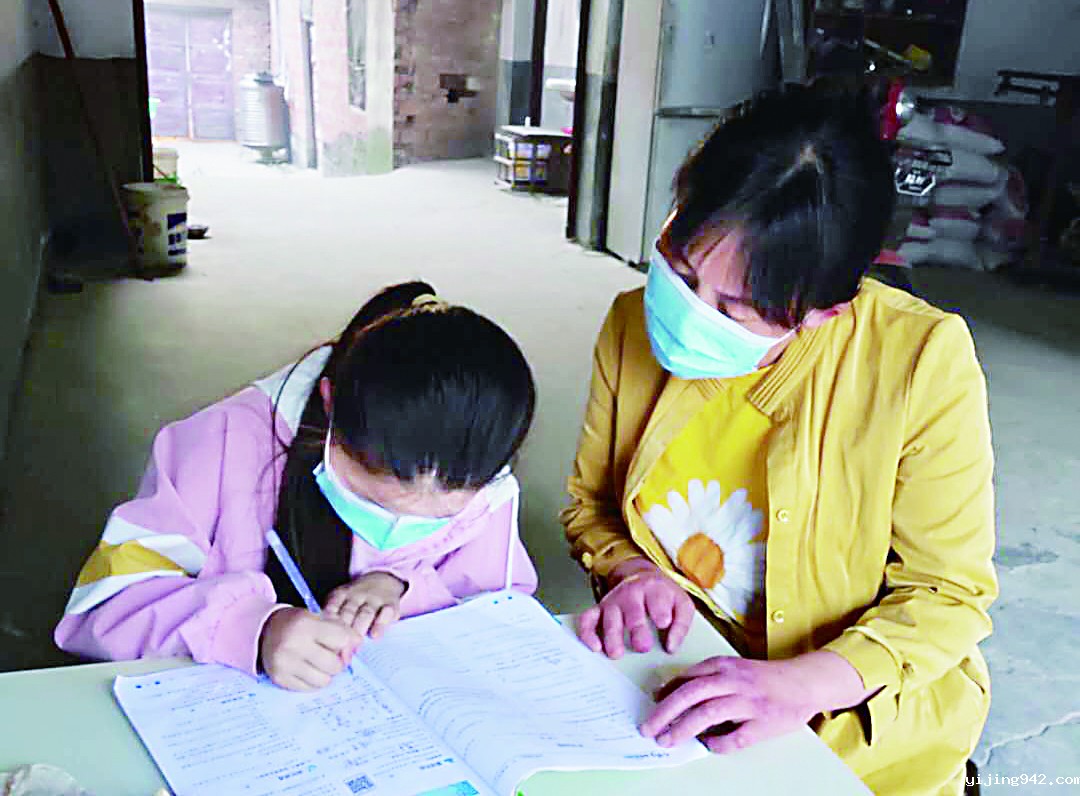疫情期间，常新梅为学困生靳佳乐一对一辅导.jpg