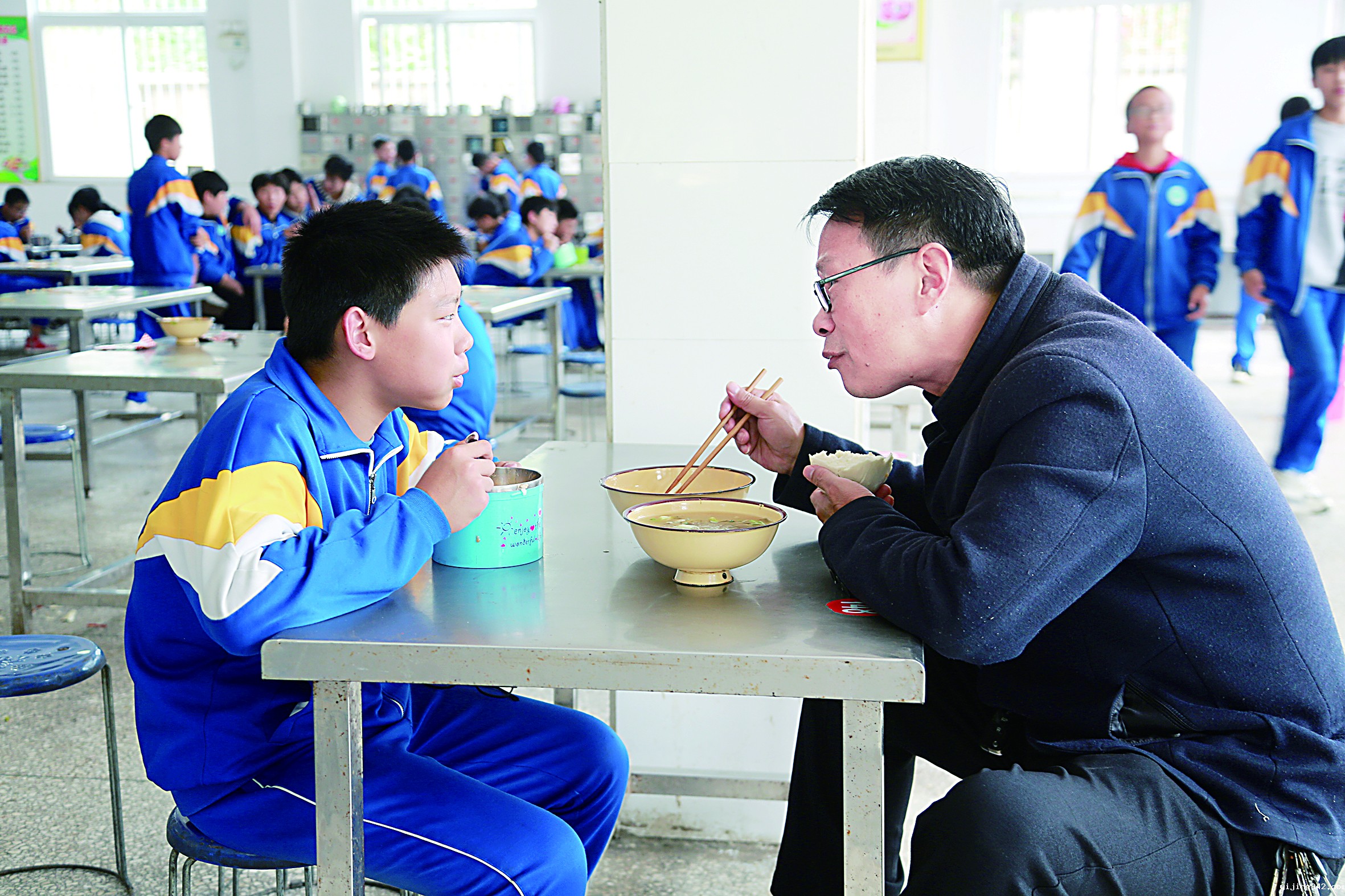 在学校餐厅，胡金吾正在询问小儿子胡守东的学习情况.JPG