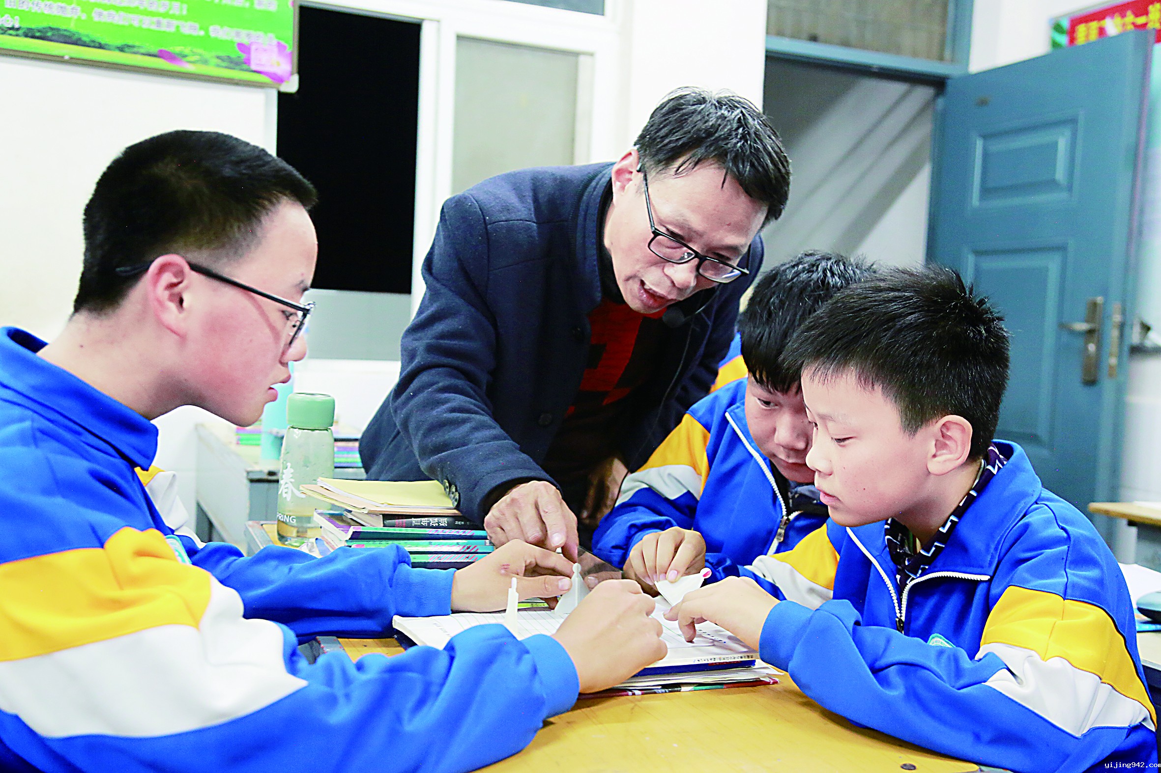 课堂上，他手把手教学生如何正确使用实验仪器.JPG