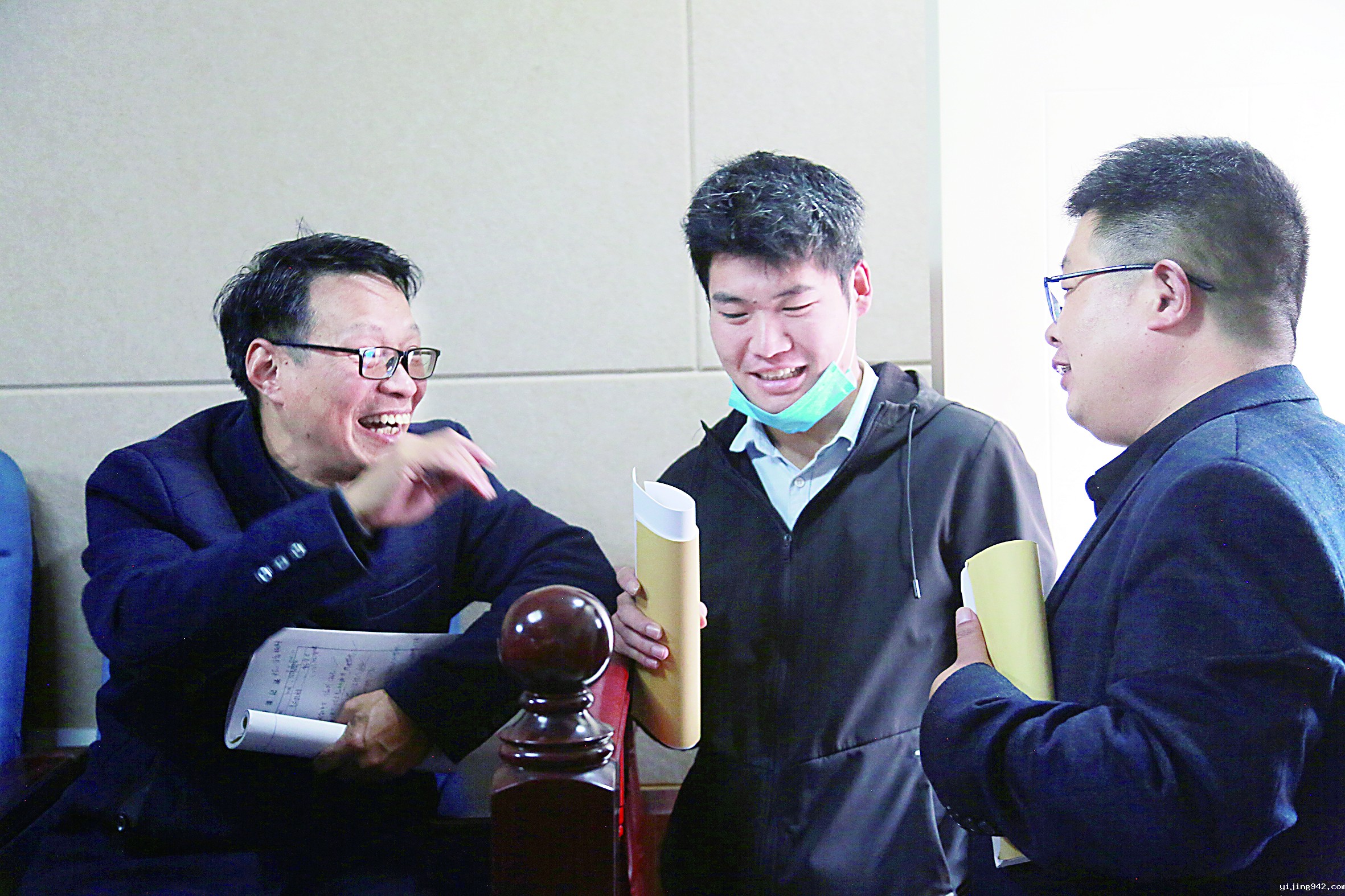 和青年教师交流分享教学经验，他毫无保留.JPG
