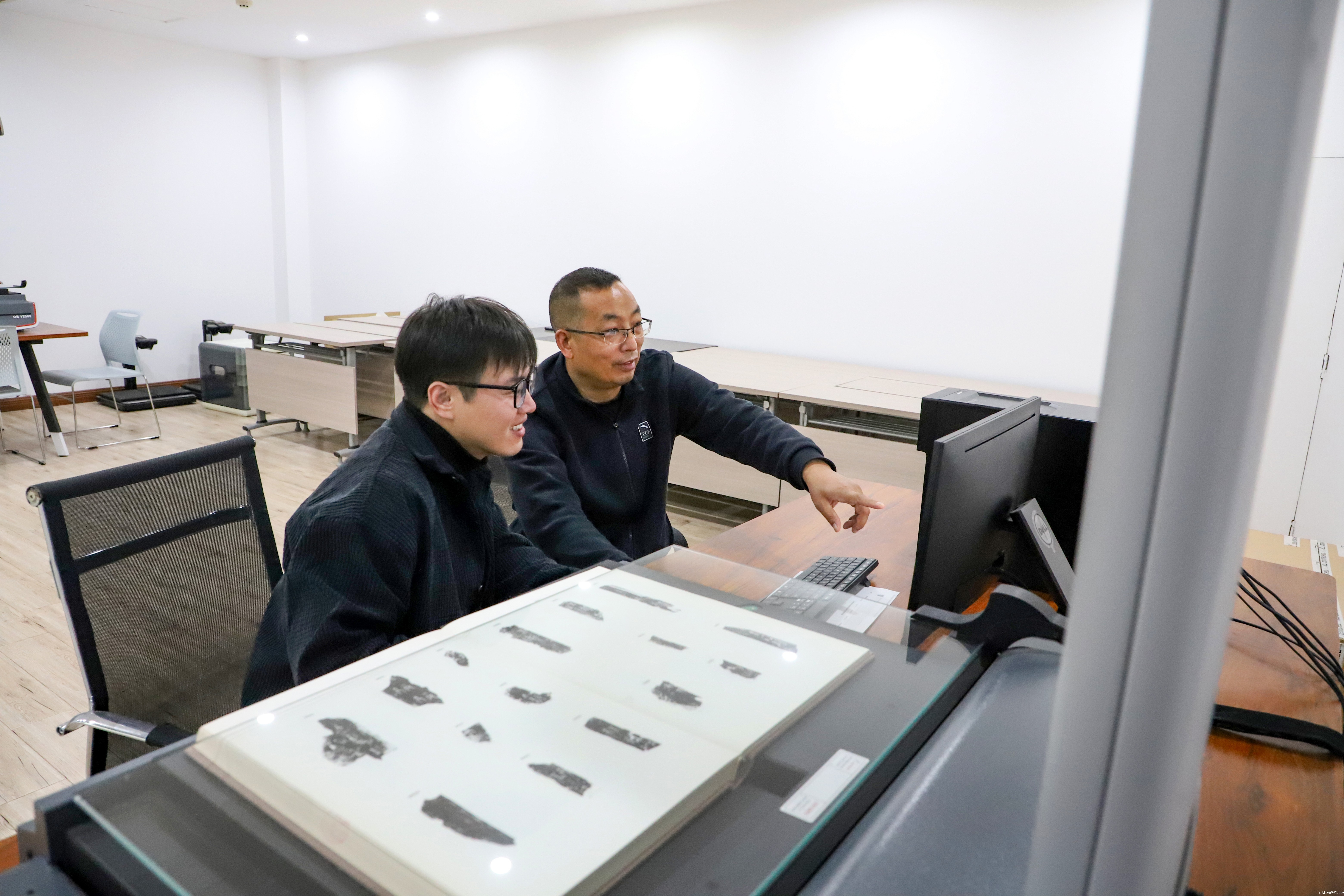 “以老带新”做好甲骨文信息化研究接续传承.jpg