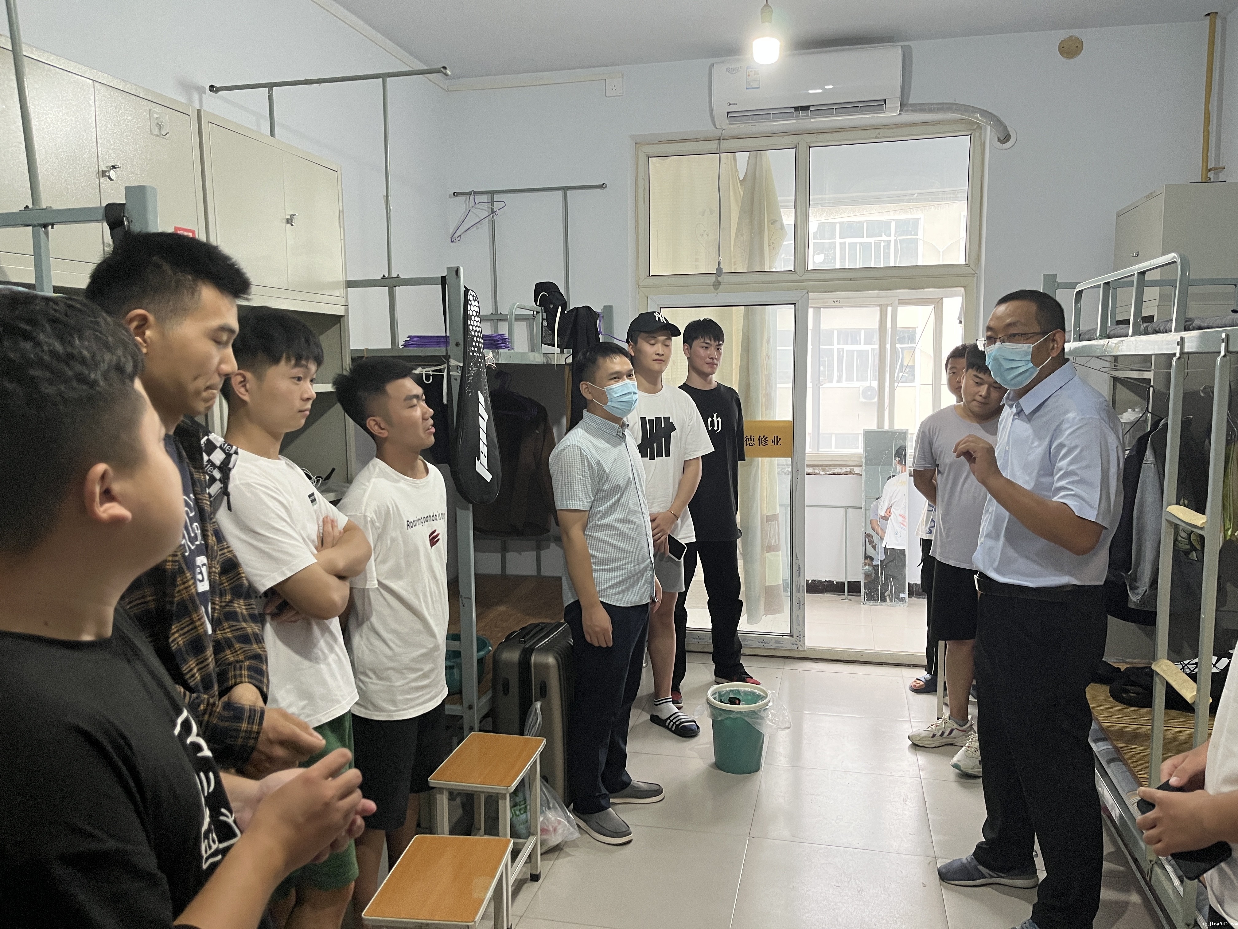走进学生生活，关爱年轻科研人员.jpg