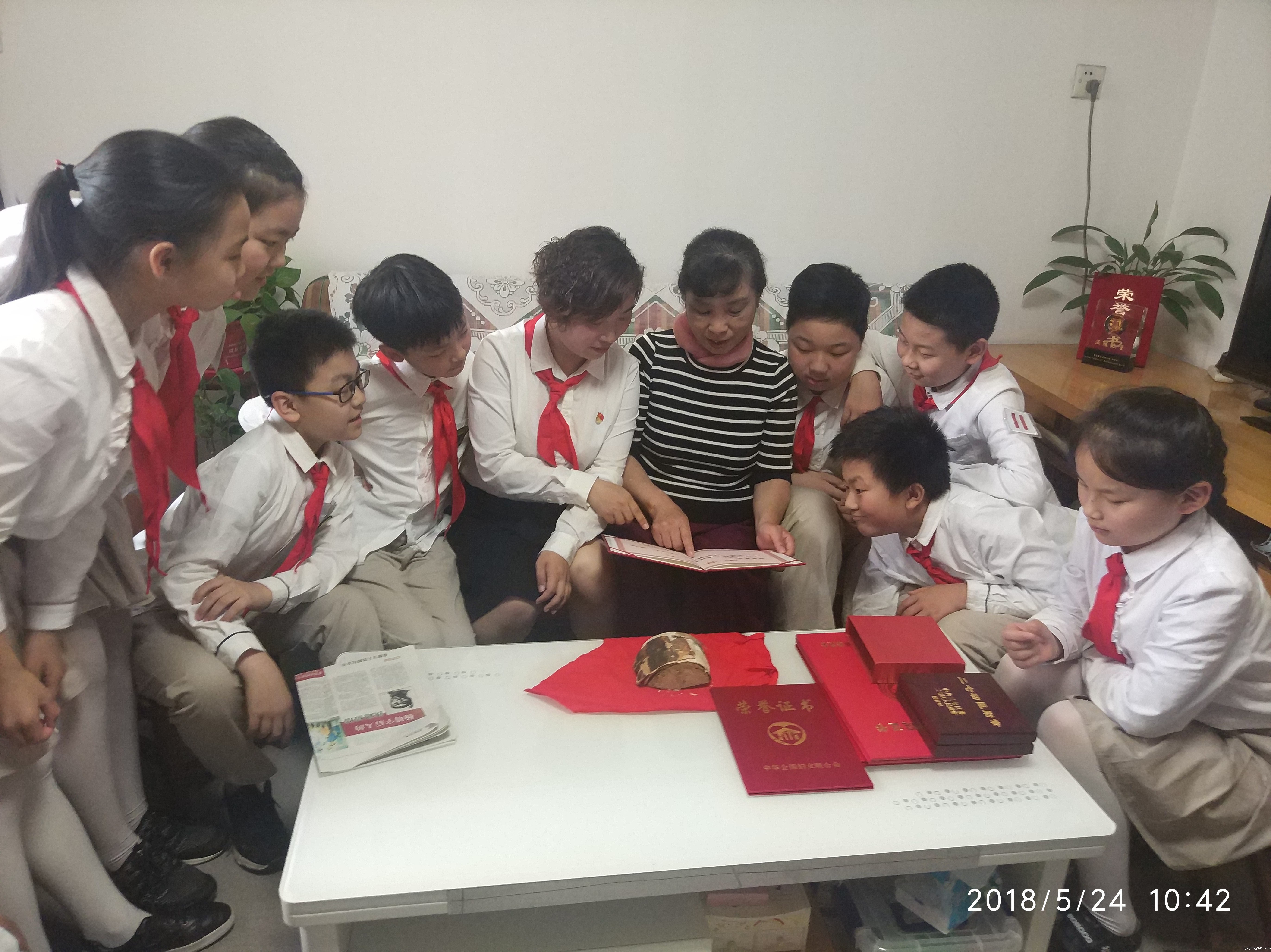 走进英雄家中——杨靖宇将军的孙女马继传和曾外孙女常青，为少先队员讲述英雄家风的故事.jpg