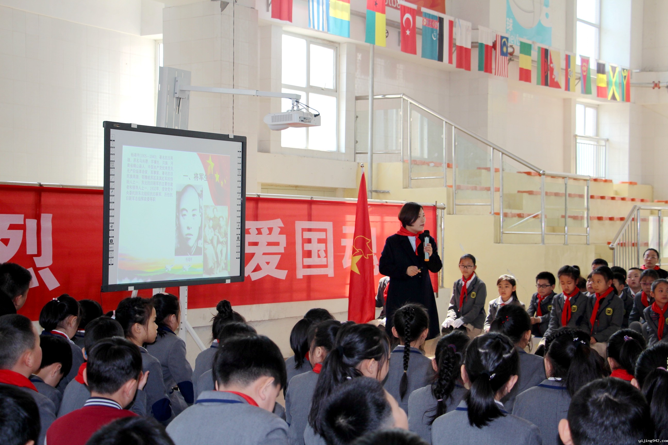 郑州市二七区陇西小学+常青+“清明祭英烈 共筑爱国魂”思政大讲堂——清明节常青老师正在上思政课.JPG