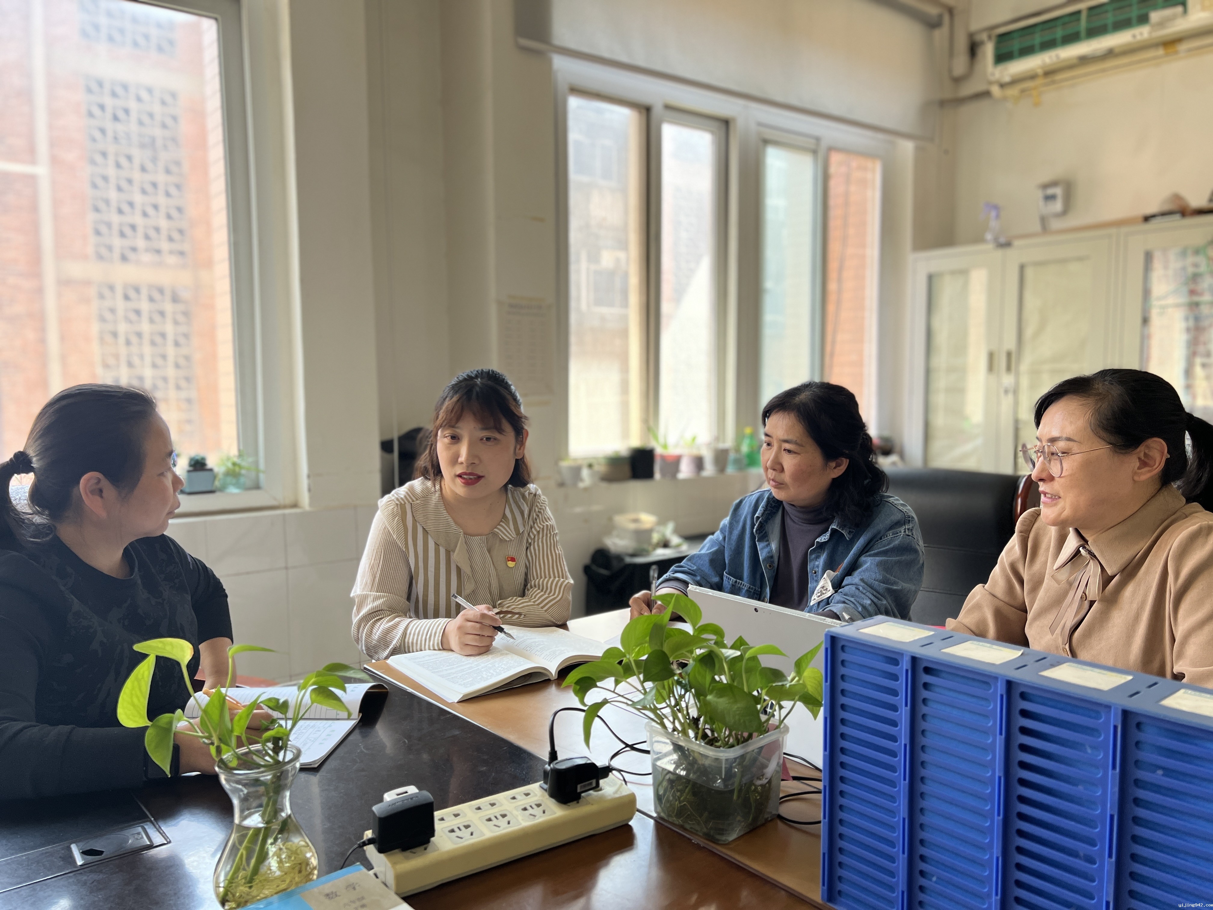 郑州市二七区陇西小学+常青+常青老师带领组内老师开展教研活动.jpg