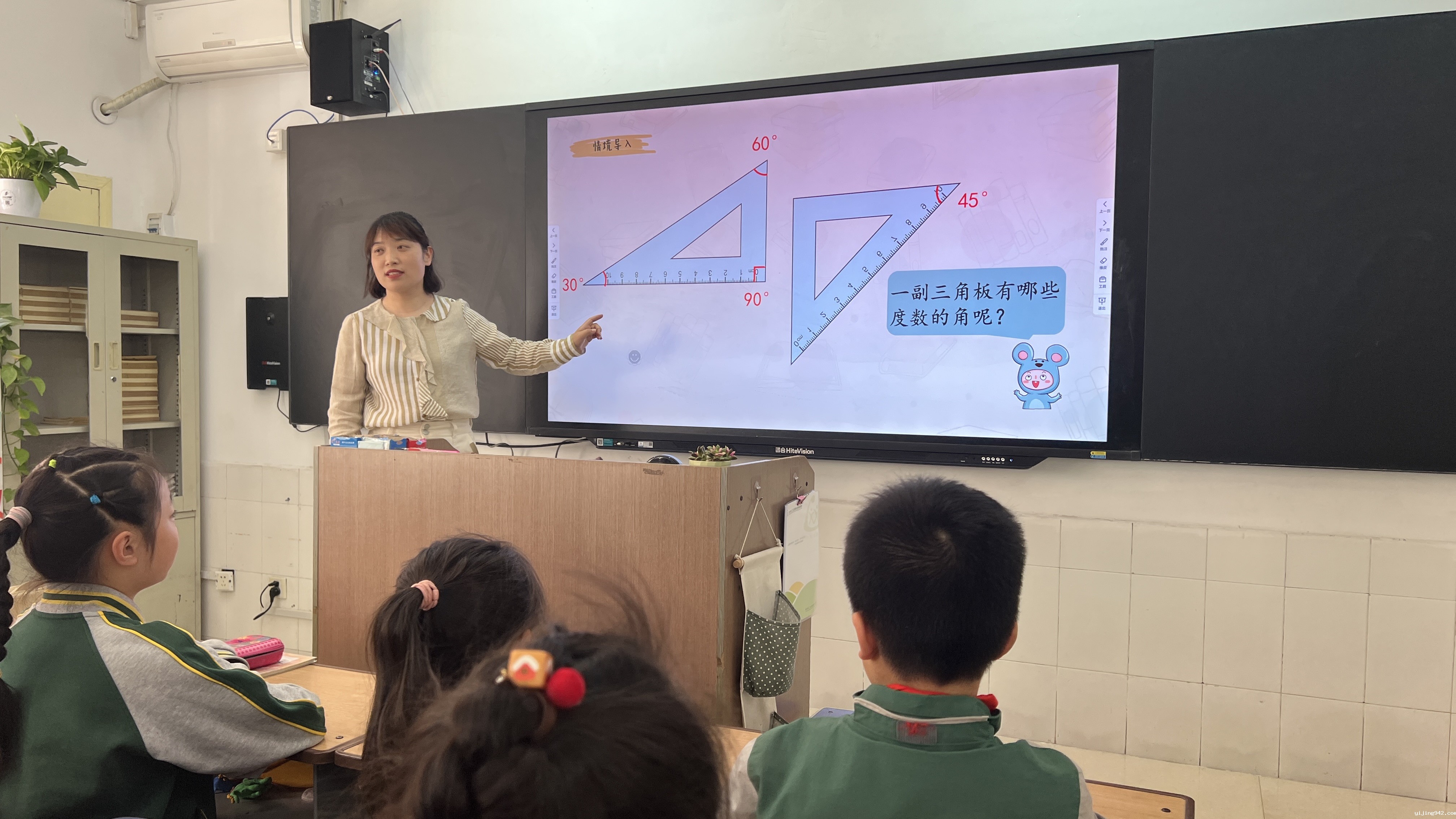 郑州市二七区陇西小学+常青+常青老师正在上数学课.jpg