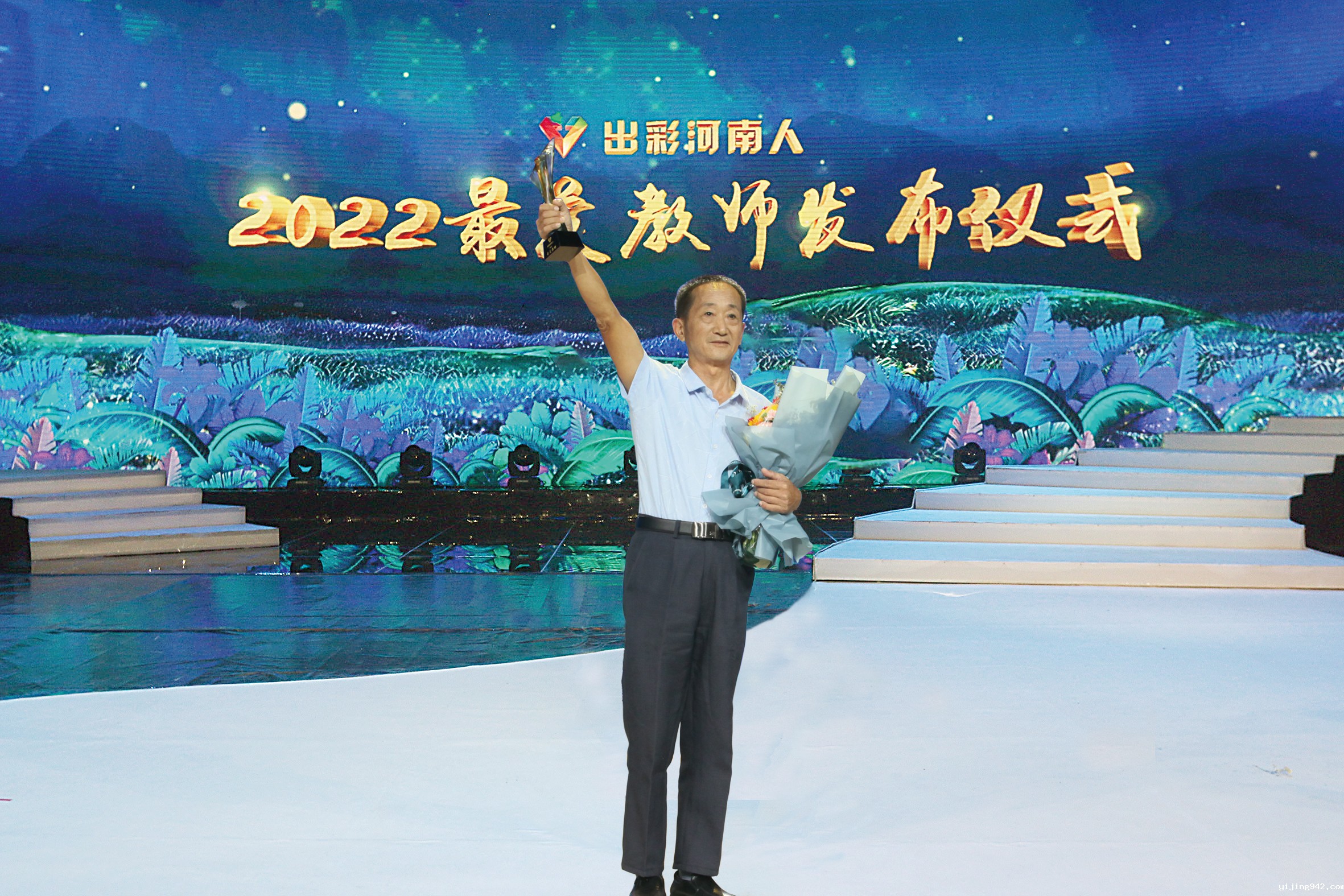 1.颁奖照.jpg