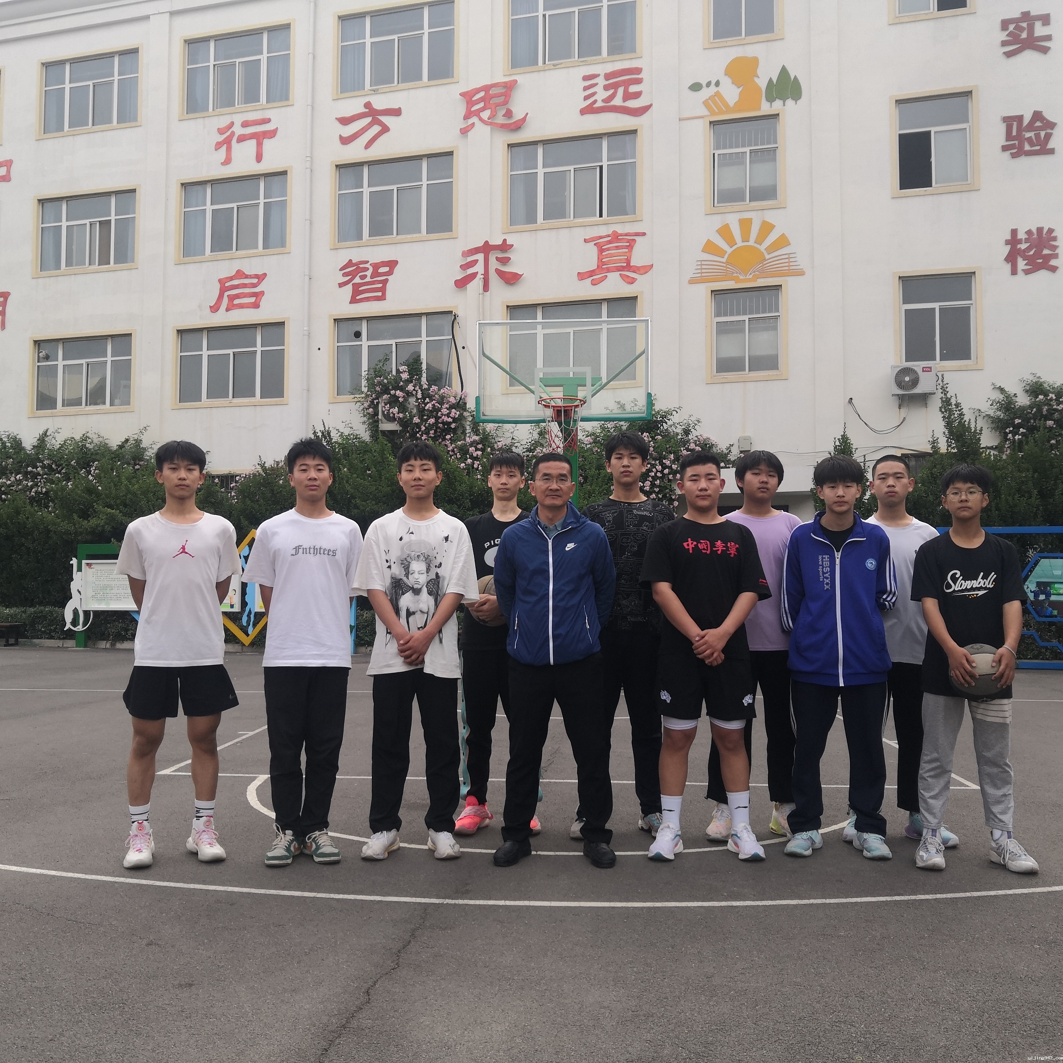 每天义务组织学校篮球队训练.jpg