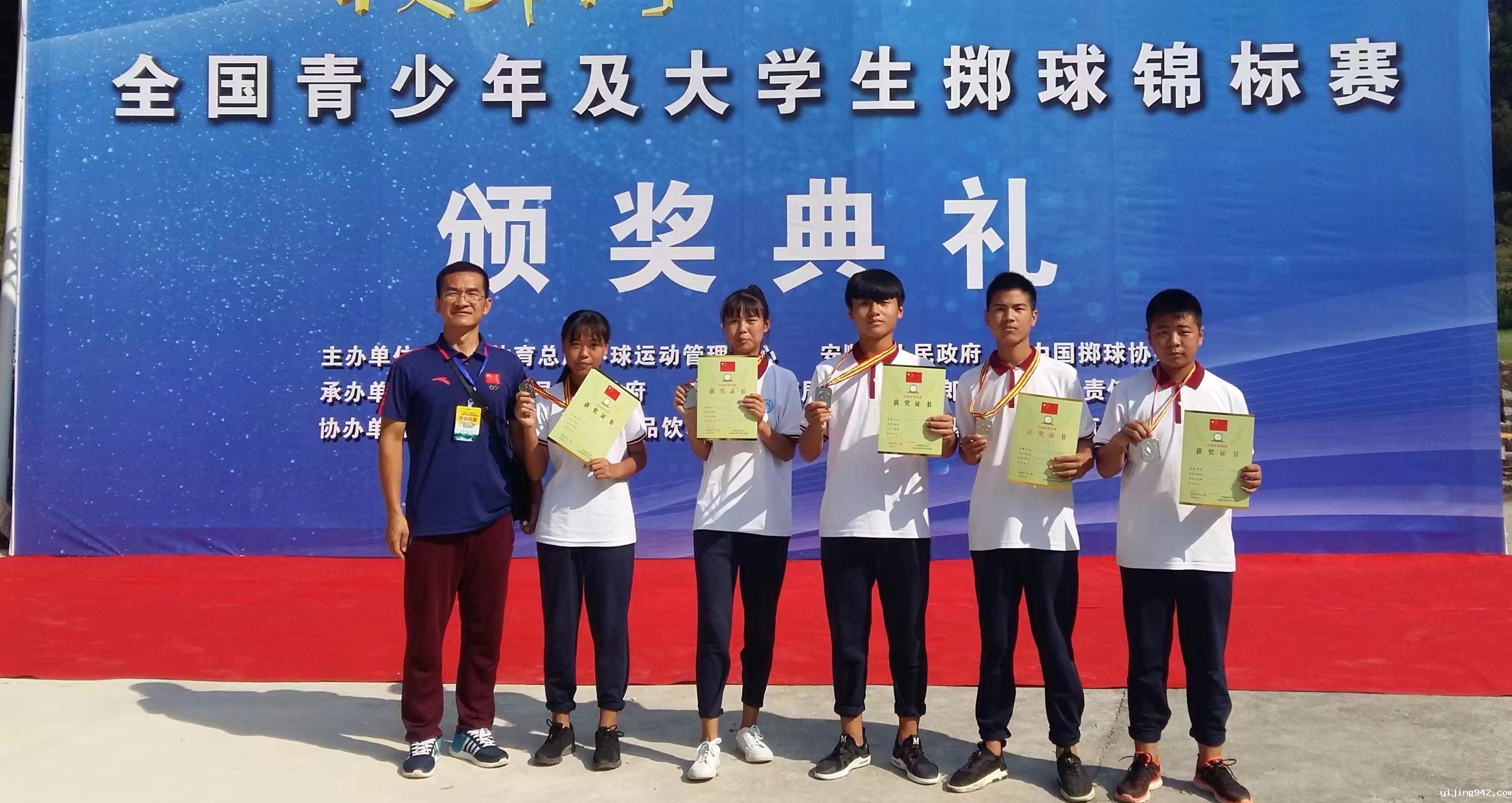 带领辅导学生参加全国地掷球比赛获5银好成绩.jpg