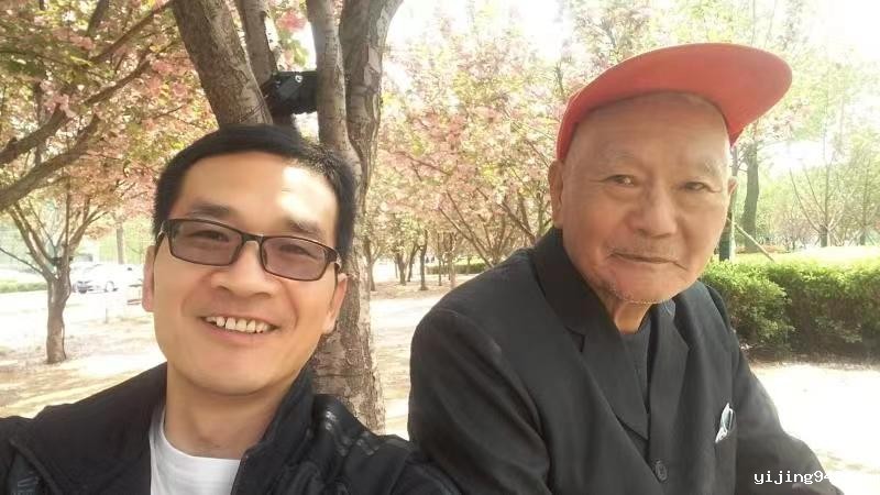 和父亲在一起.jpg