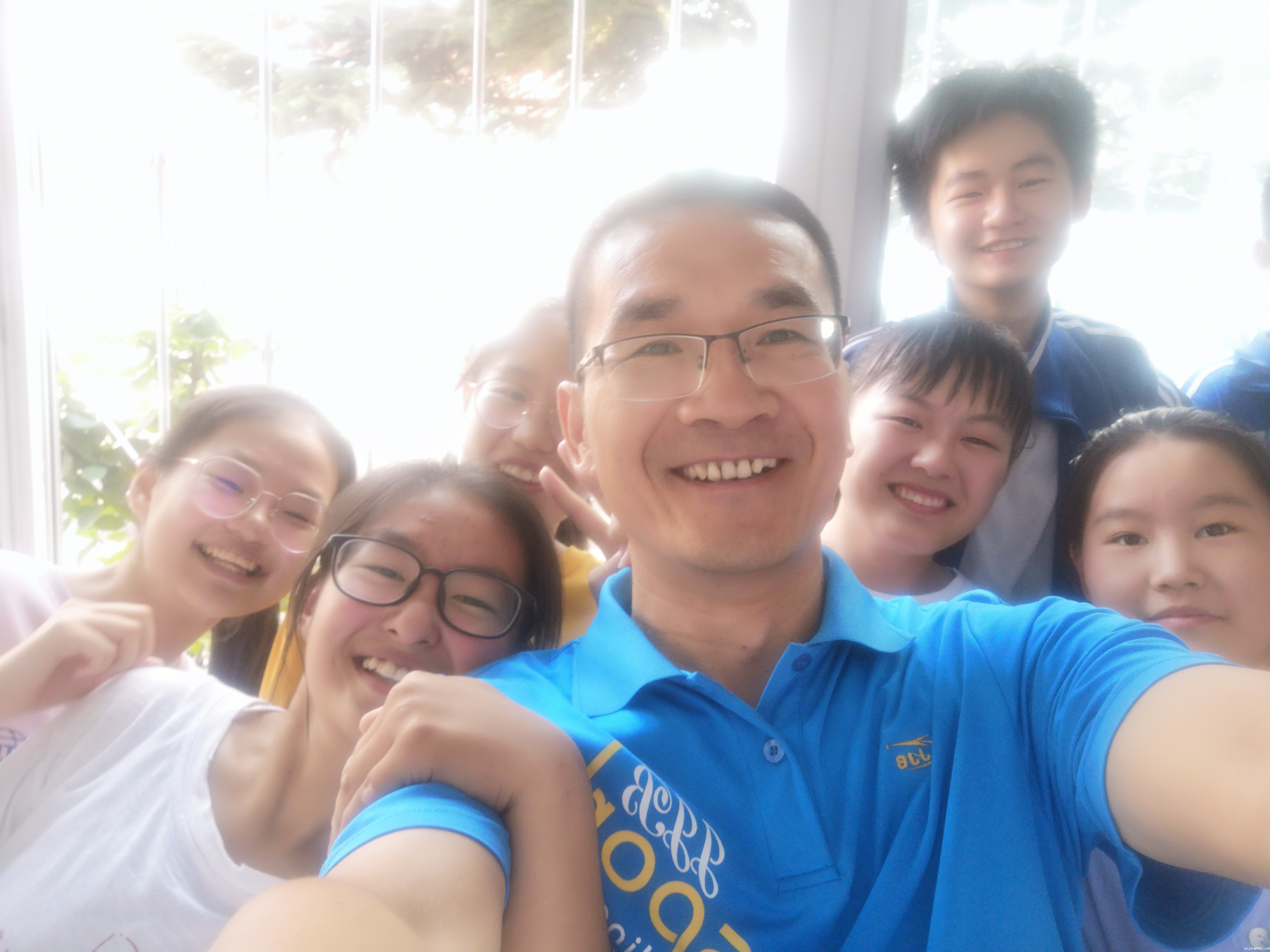 与学生共享教书育人的快乐.jpg