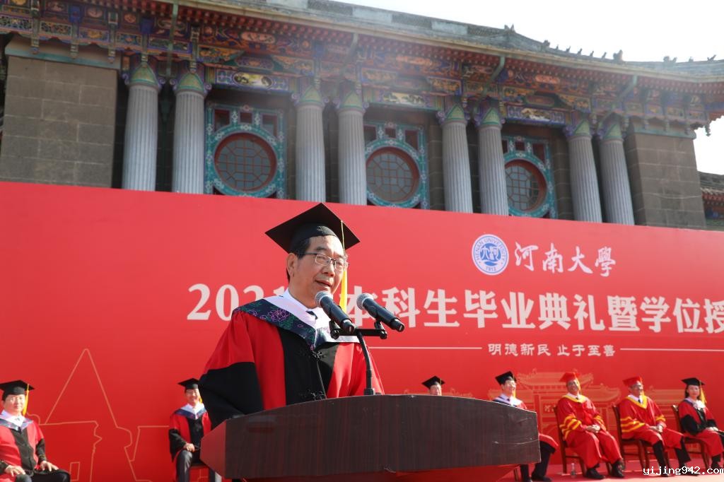 2.2021年，程民生在河南大学本科生毕业典礼上的致辞火爆全网，被大家称为“宝藏教授”.jpg