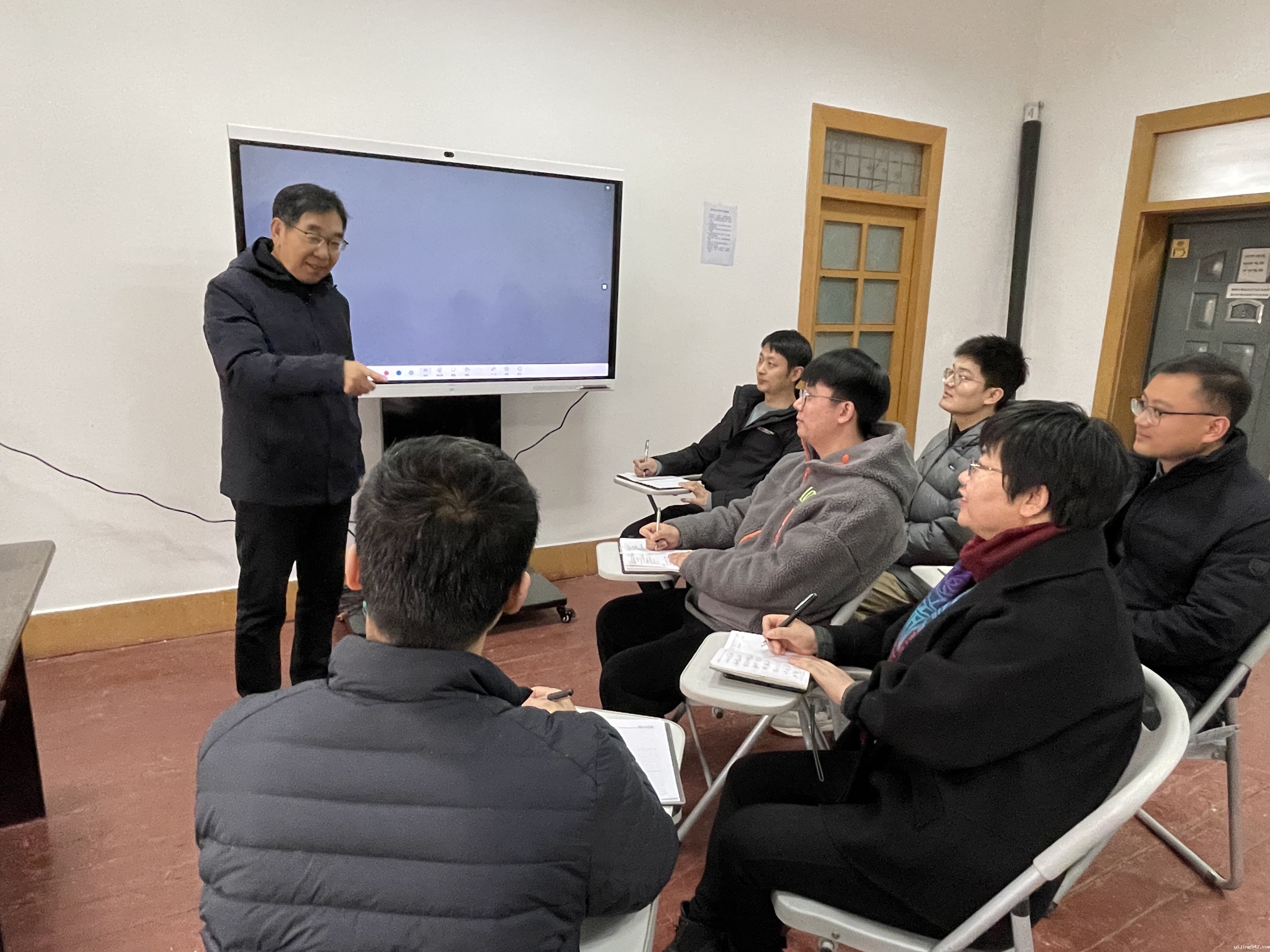 5.程民生与学生开研讨小会.jpg