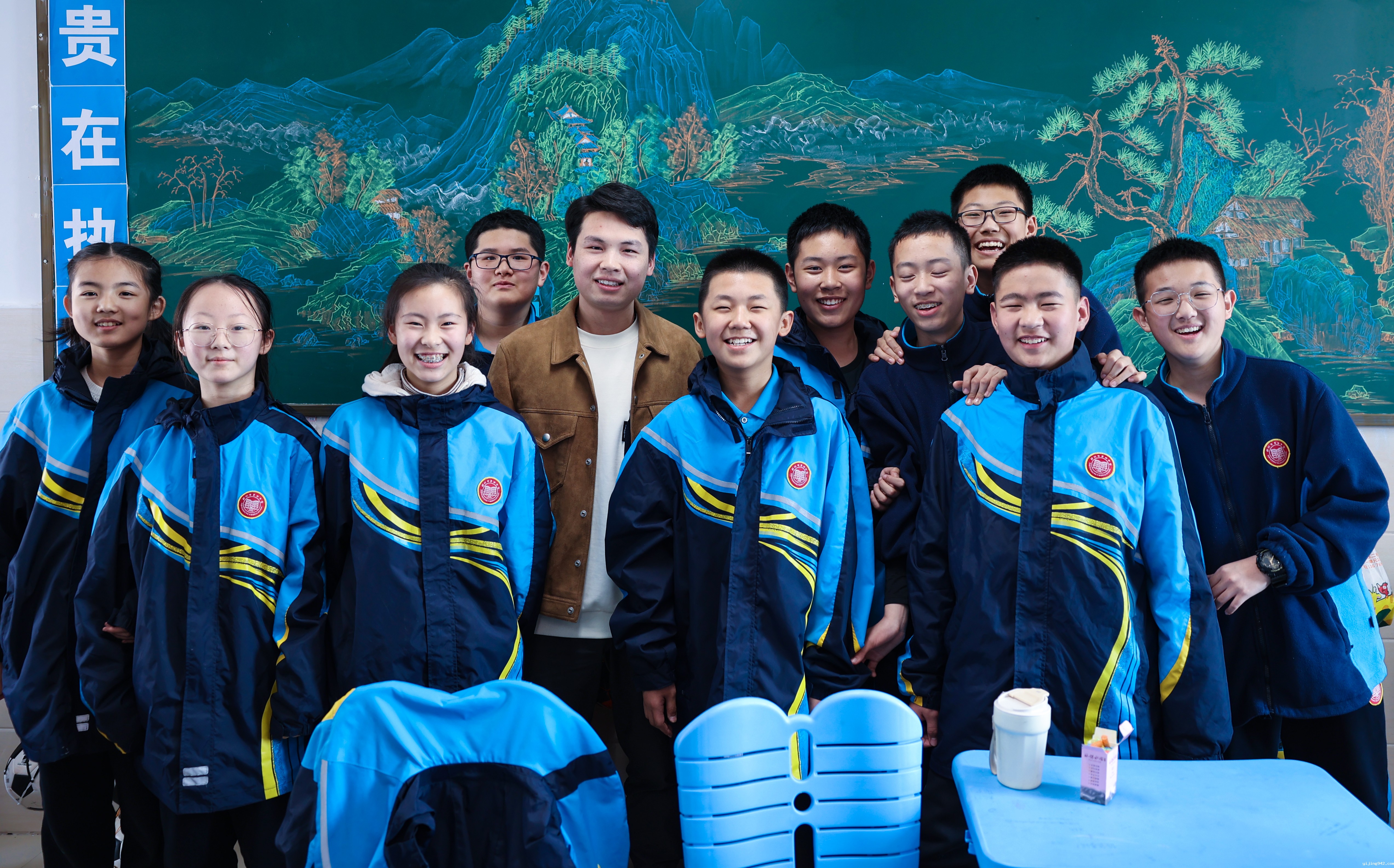 李尘和学生在手绘《山居图》前.jpg