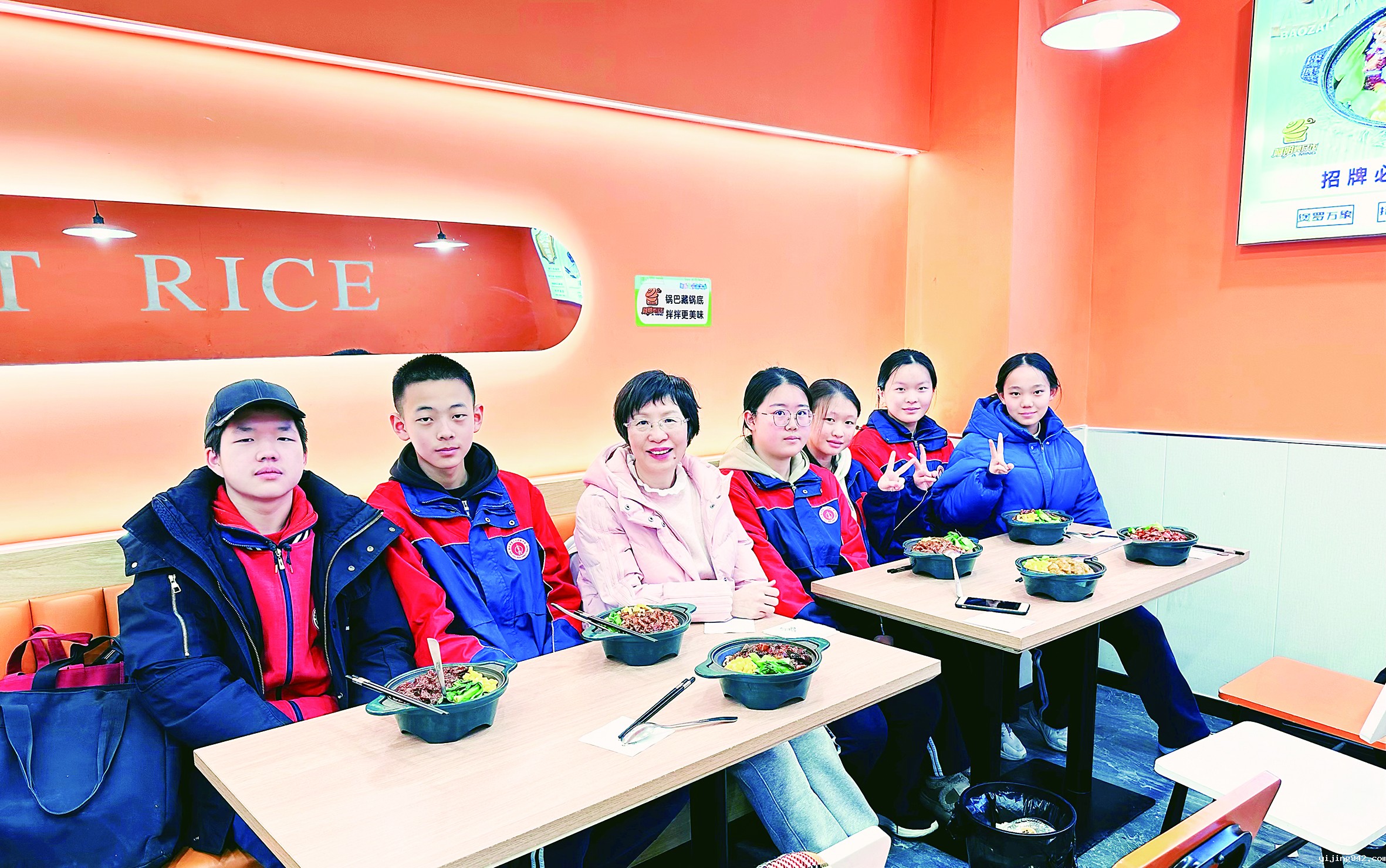 请学生吃煲仔饭，是杨卫平奖励学生的一种方式.jpg