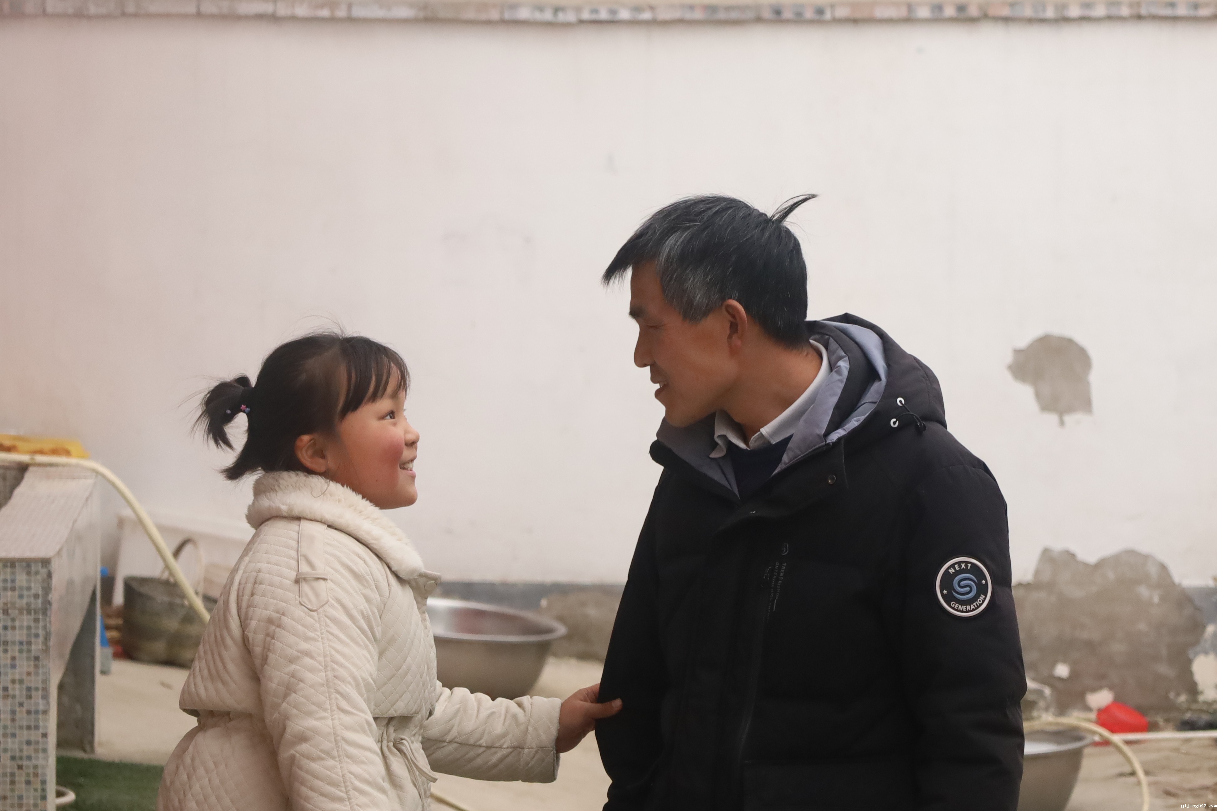 2，学生跑到校长面前说悄悄话.JPG