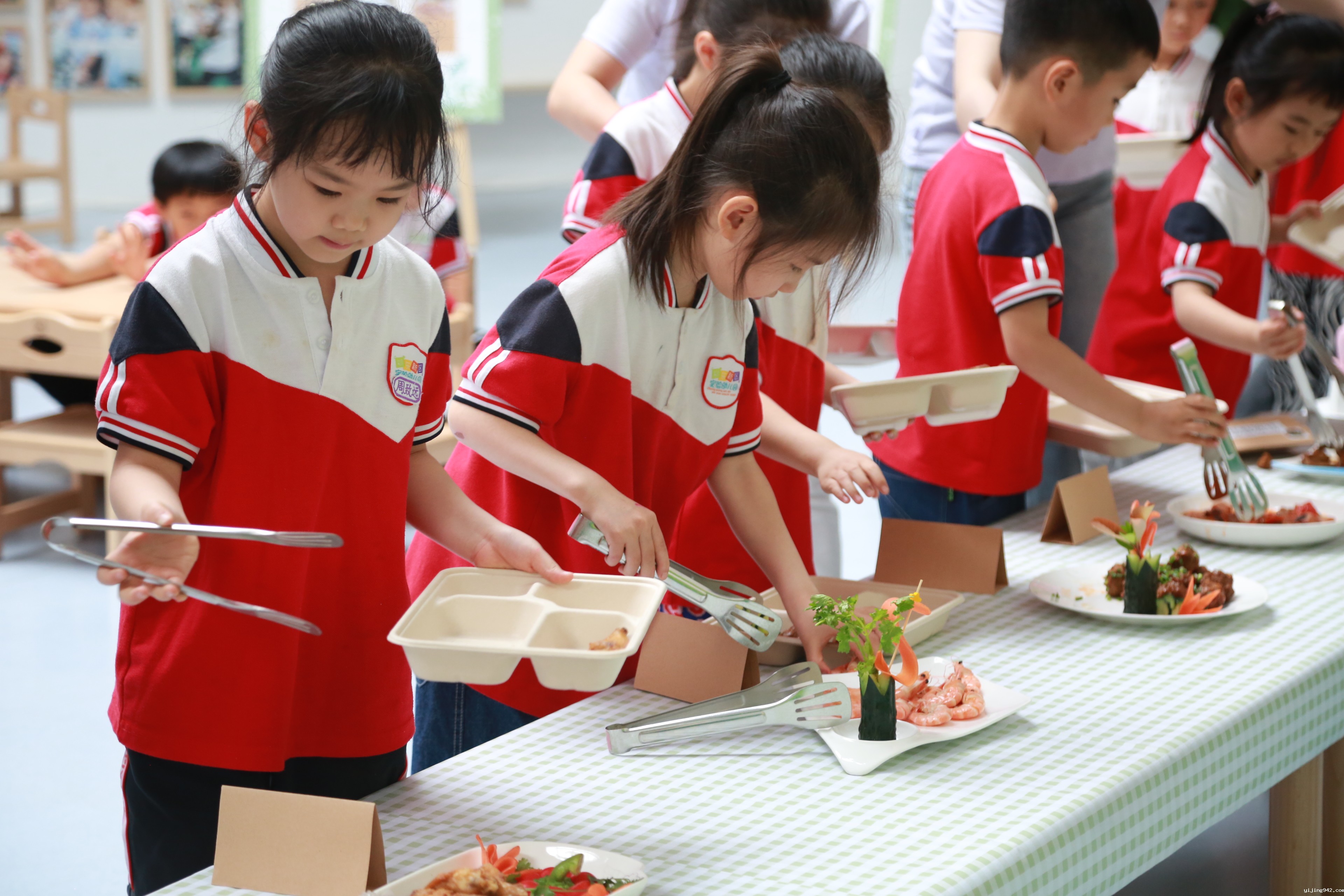 4.幼儿自主搭配彩虹膳食营养餐.JPG