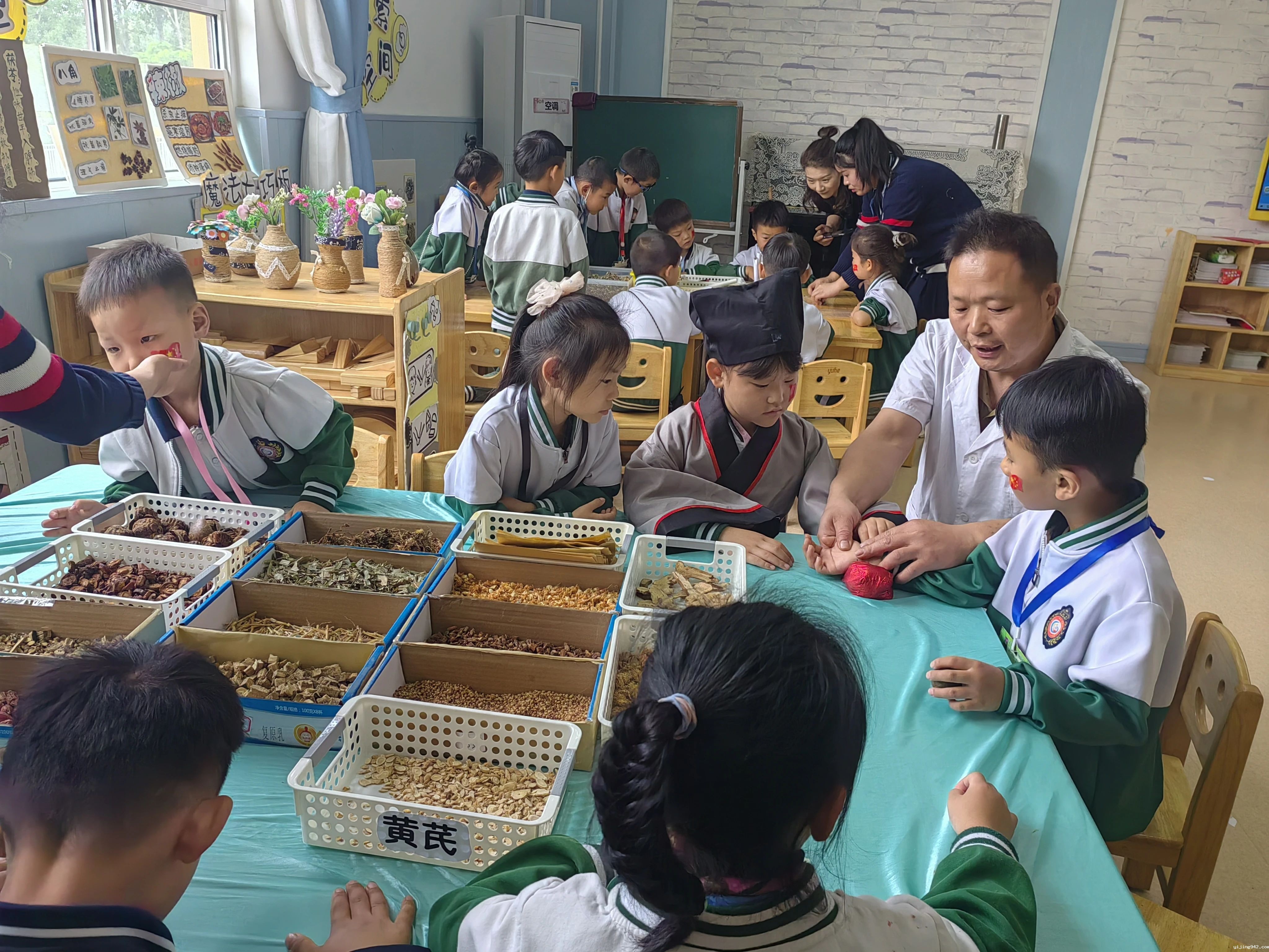 六一主题活动 幼儿学习把脉问诊.jpg
