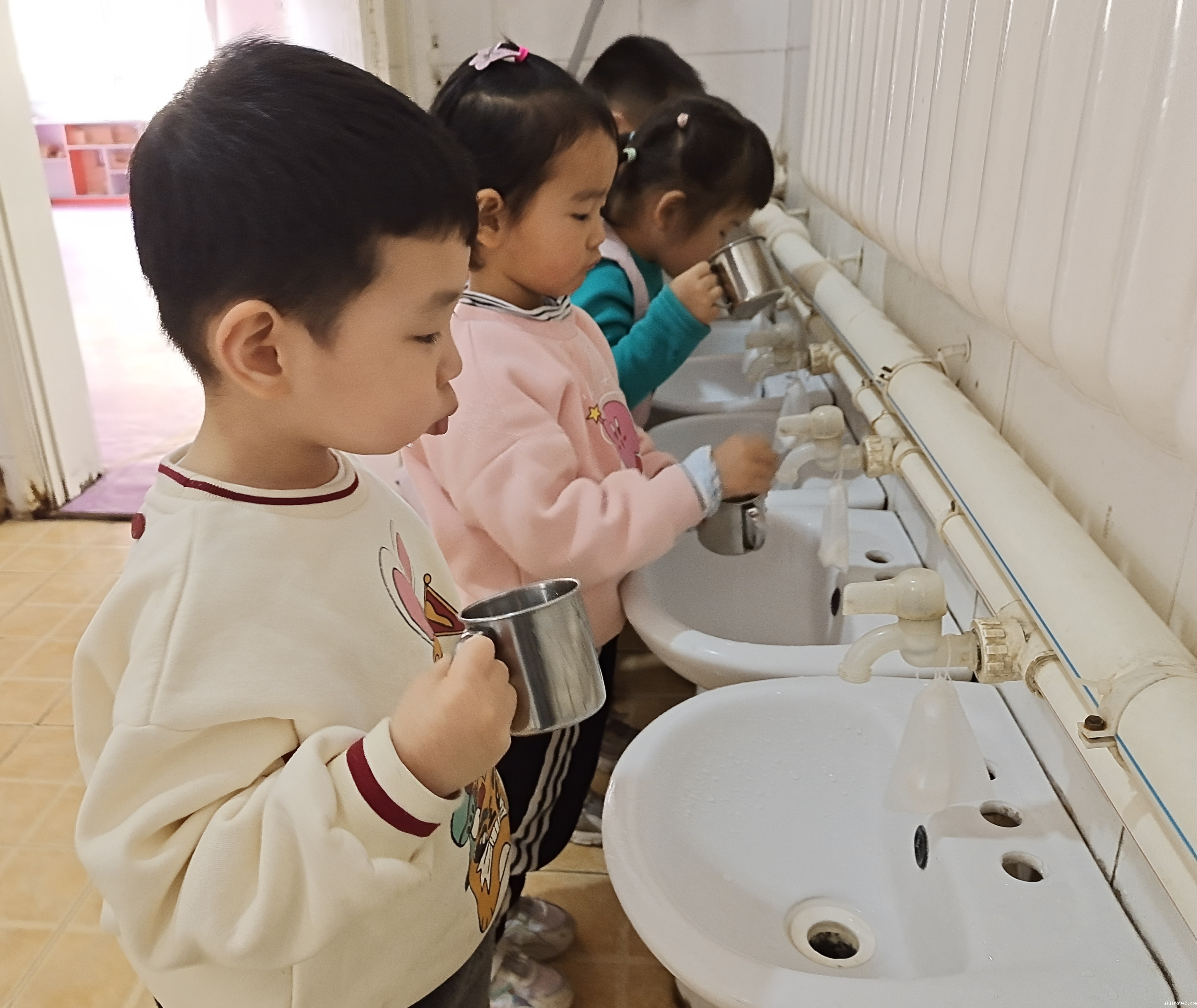 进餐文化-餐后漱口.jpg
