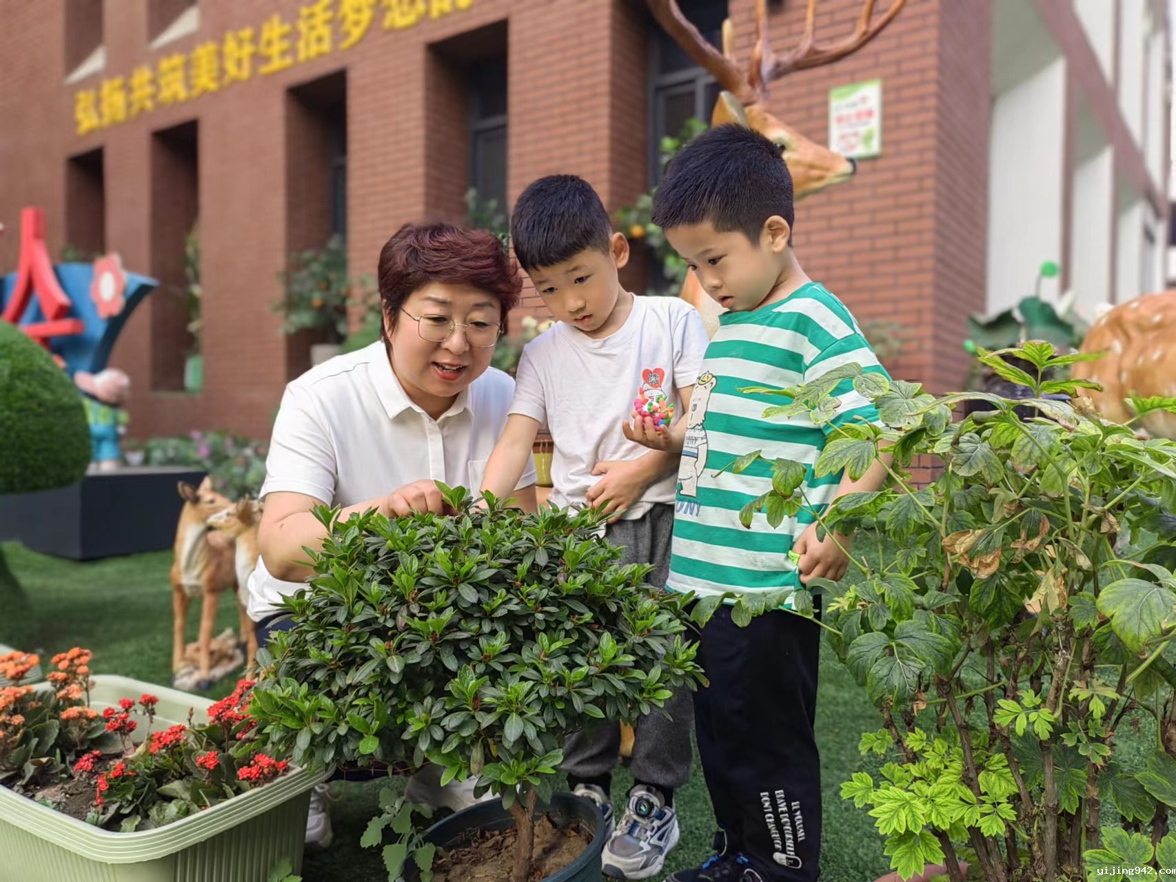 园长带着孩子们的日常环境观察与体验，是创作的灵感所在.jpg