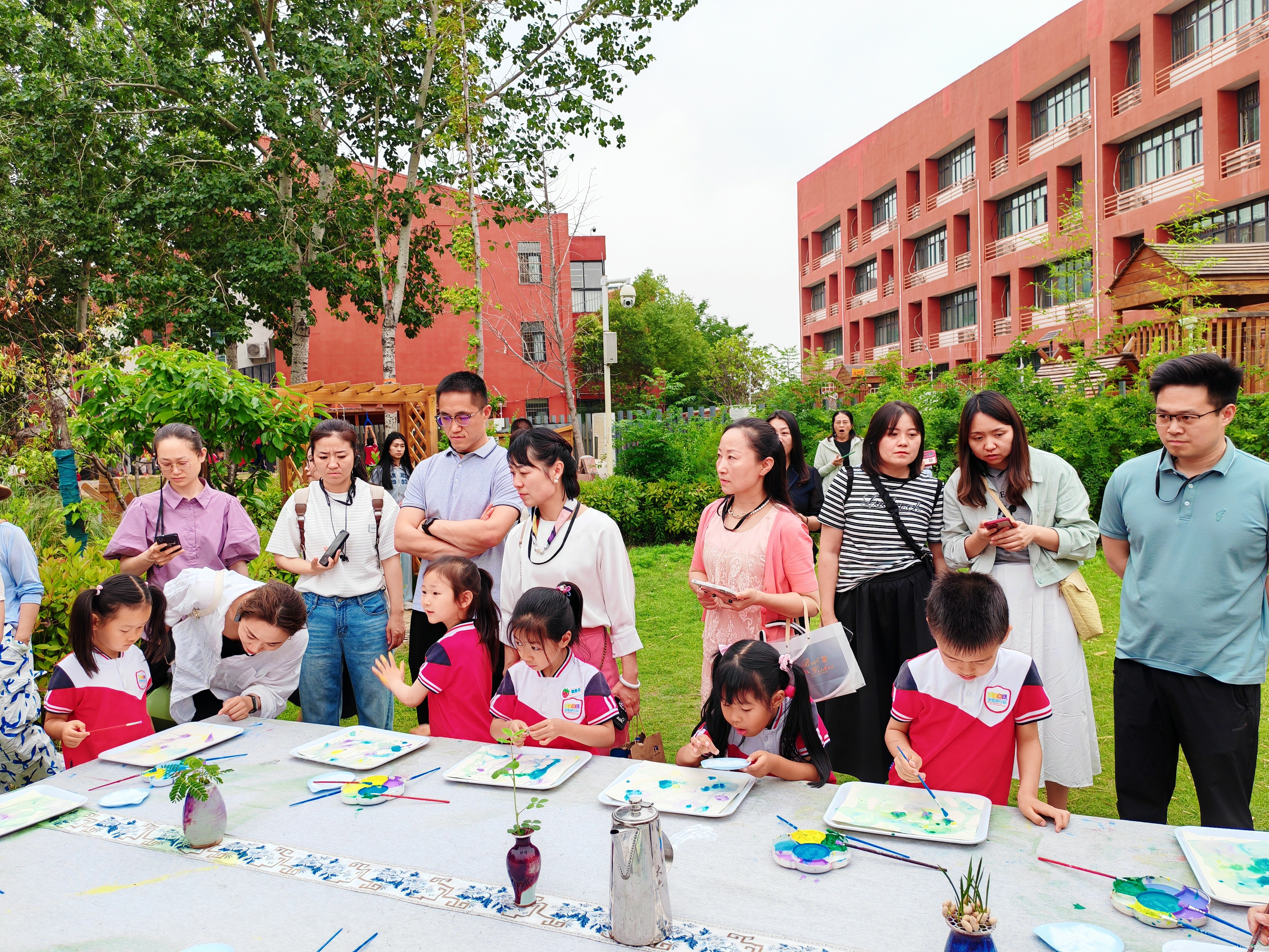 交流团队观摩郑东新区实验幼儿园育人环境及孩子游戏.jpg