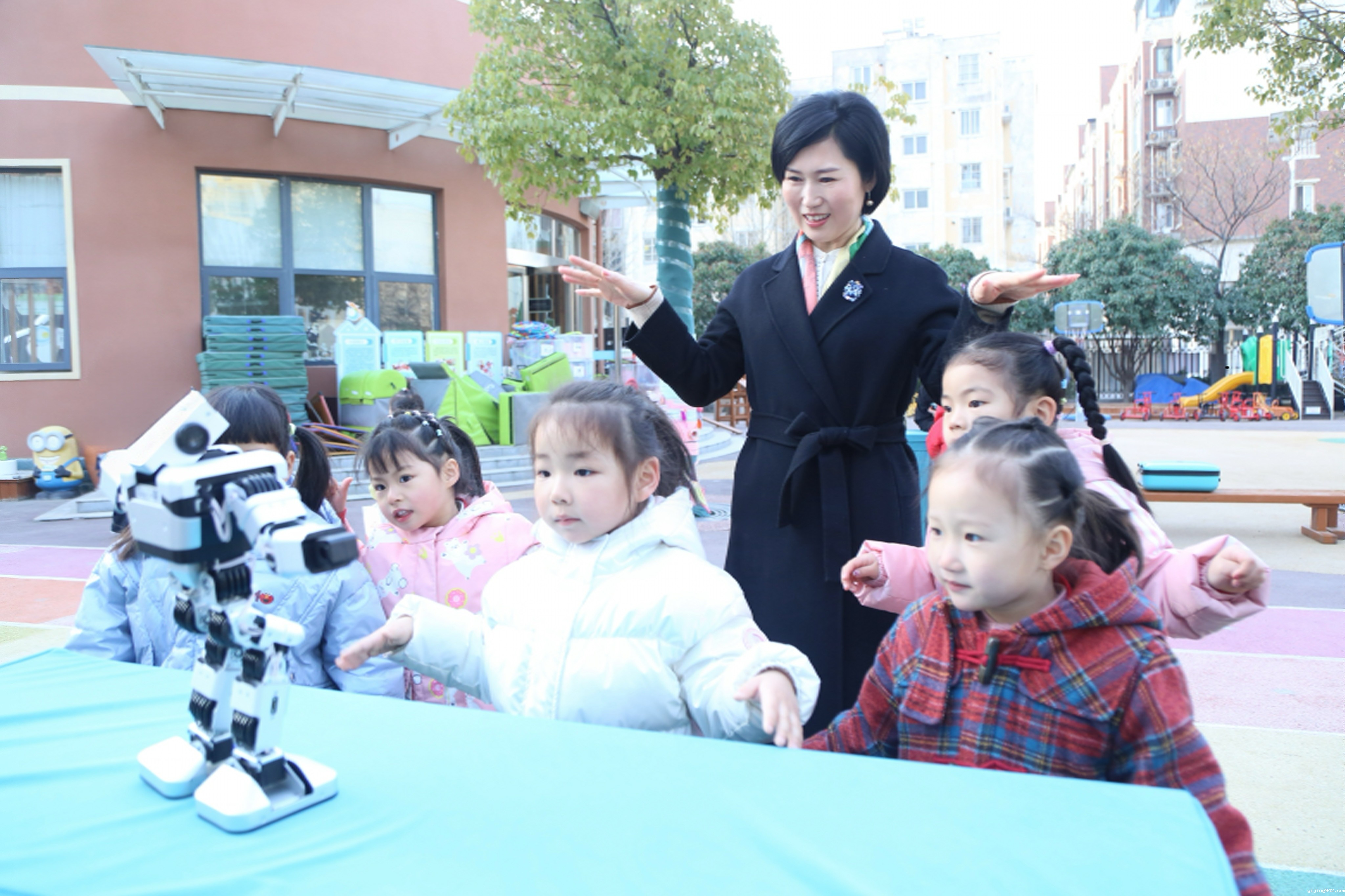 园长妈妈和孩子们一起学习机器人丝滑的舞步.jpg
