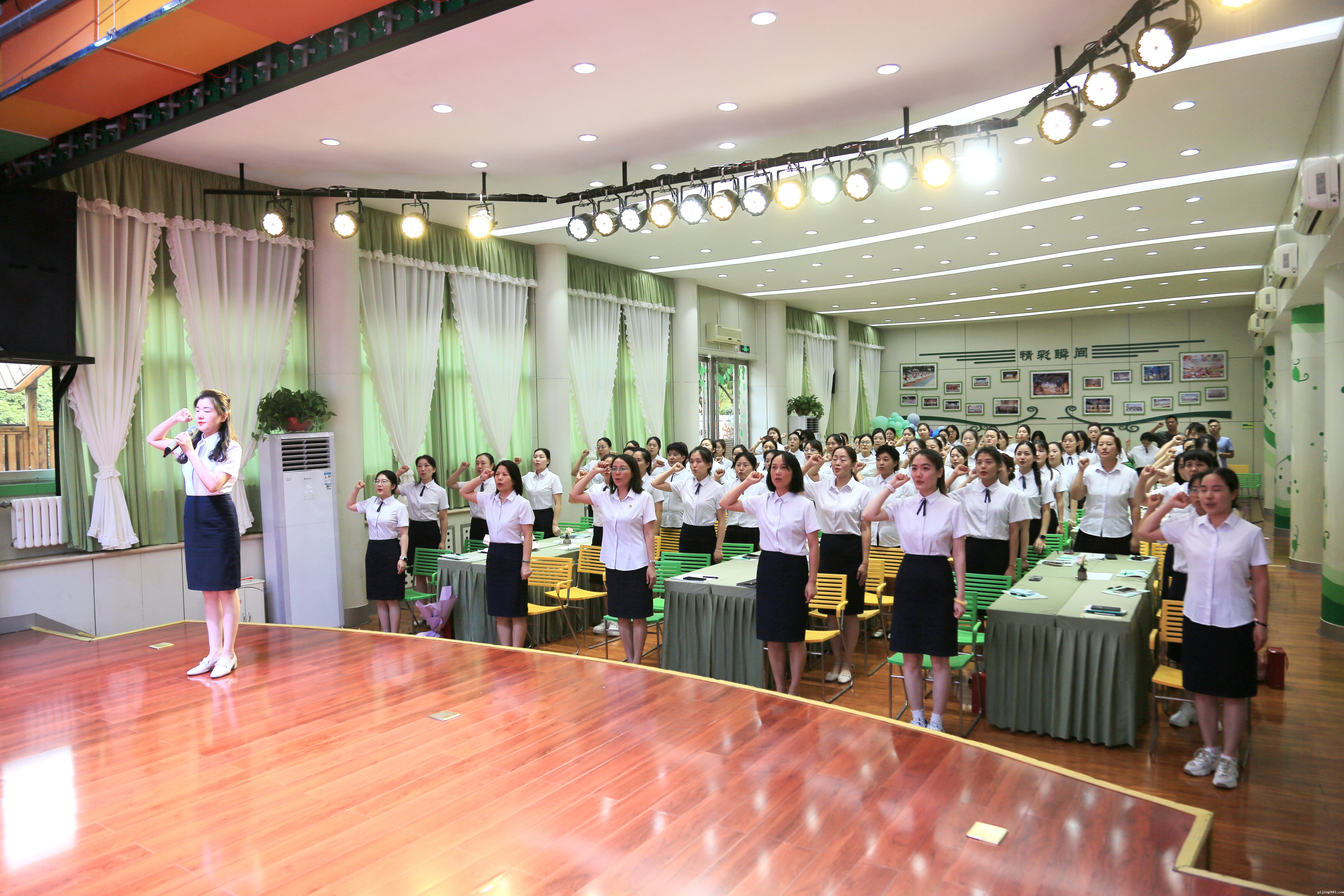 1.漯河市实幼组织师德师风宣誓活动.JPG