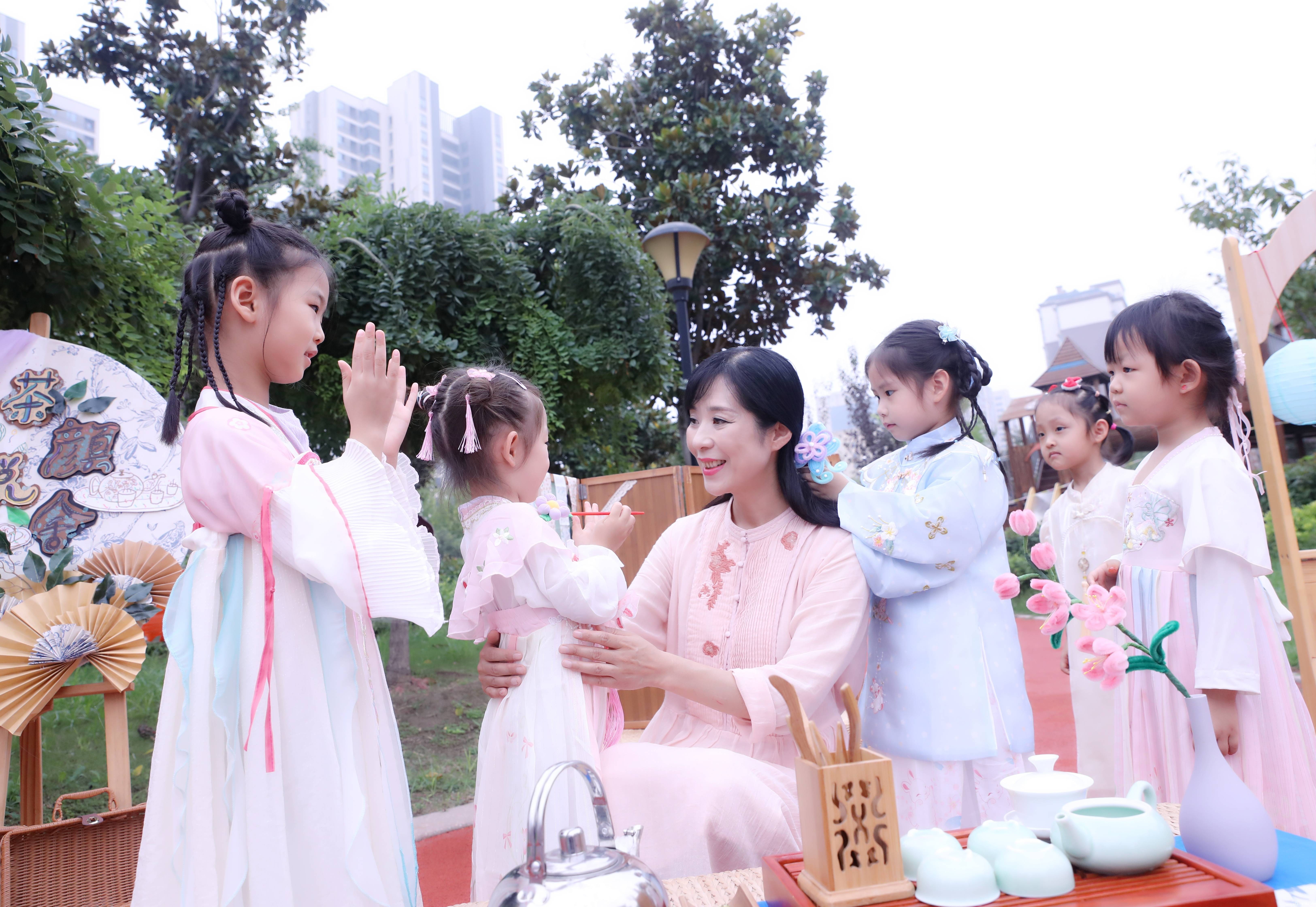 王少楠园长和孩子们在一起(1).jpg