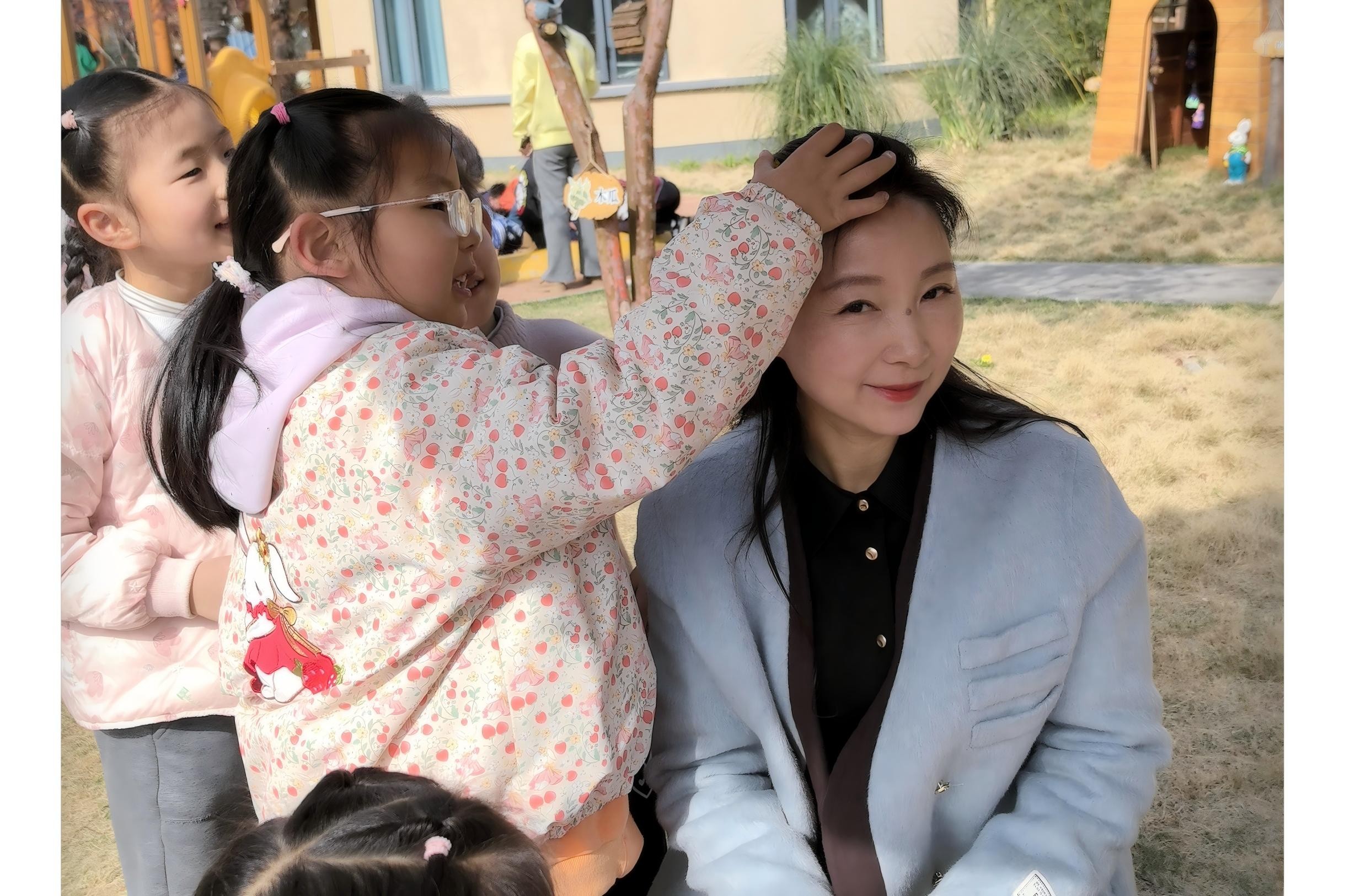 刘晓霞，光山县幼儿教育中心支部书记、主任。河南省幼儿园名师、河南省新利棋牌平台首页专家、18luck新利官学术技术带头人、河南省中原名师培育对象、信阳市第六届人大代表(1).jpg