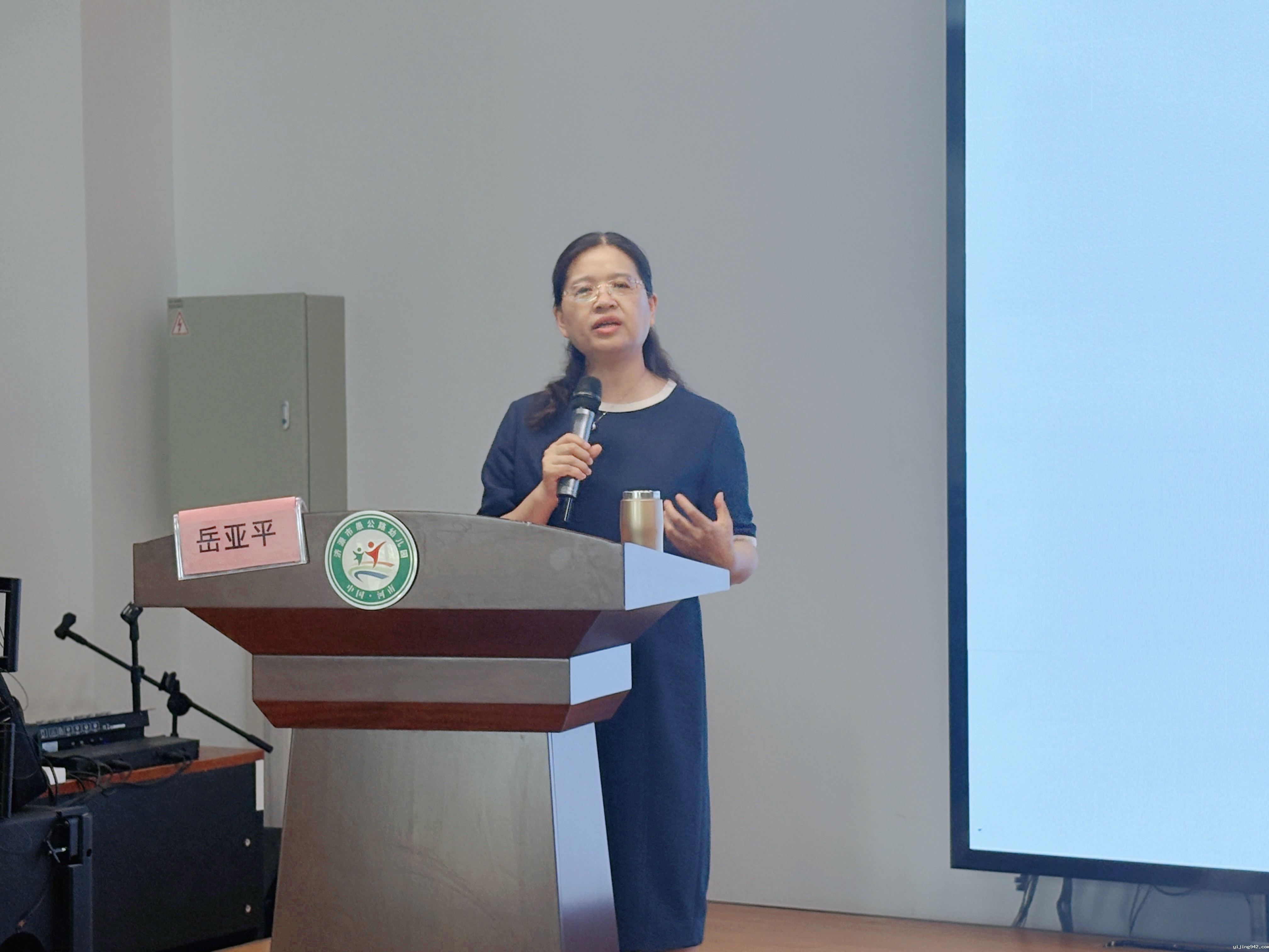 河南省学前融合巡回辅导现场会上岳亚平教授做《基于家庭支持的学前融合教育质量提升路径与策略》讲座.jpg