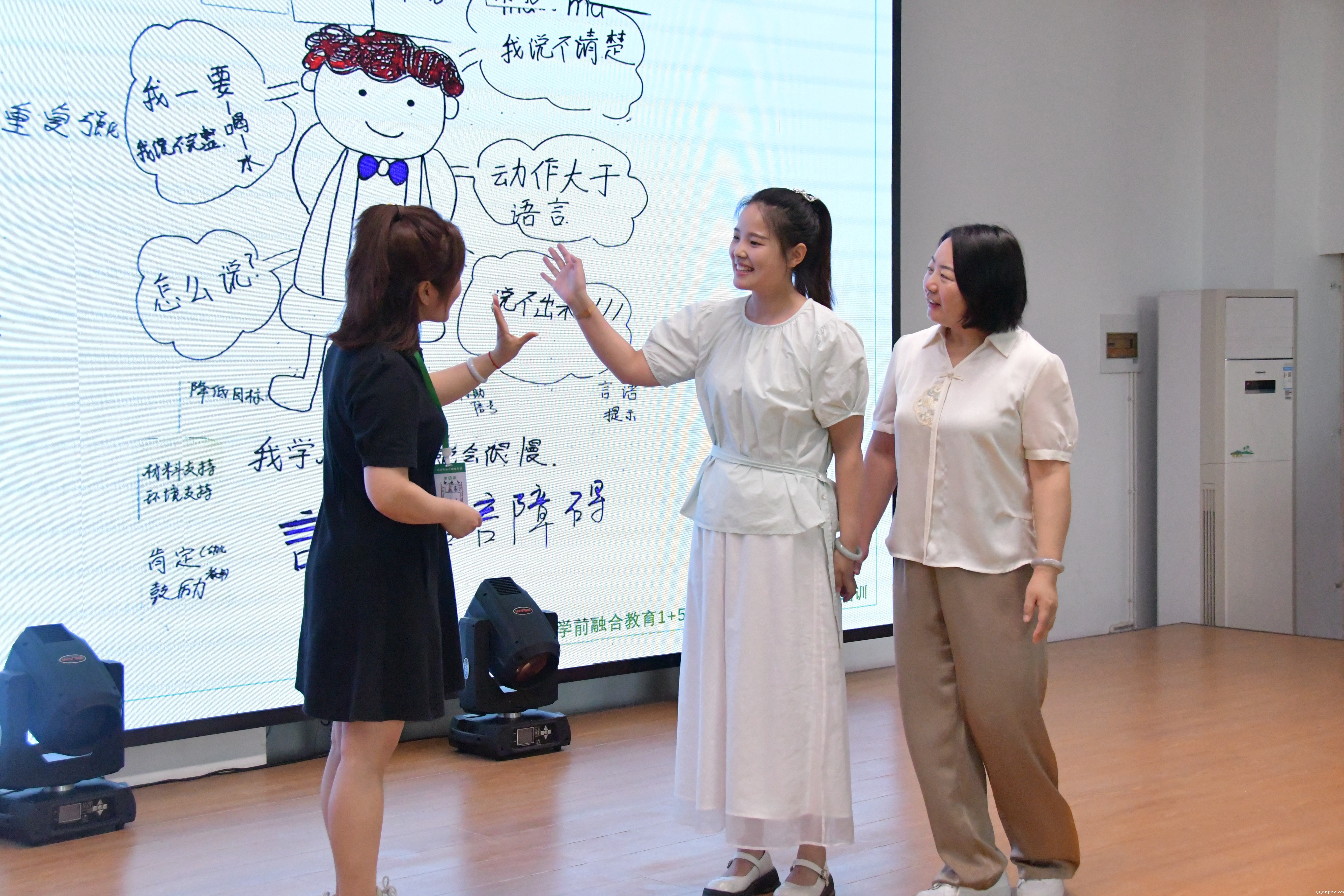河南省学前融合巡回辅导现场会培训教师展示交流成果.JPG